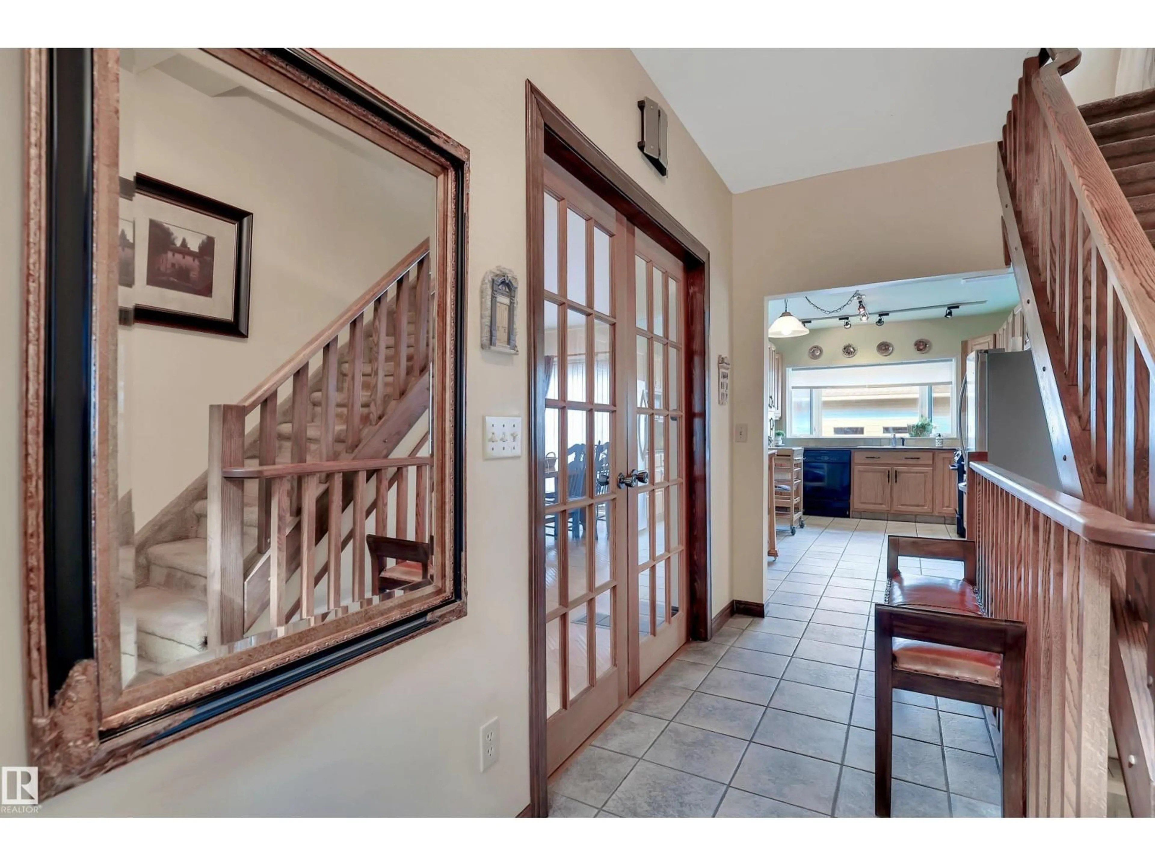 Indoor entryway for 10524 75 AV, Edmonton Alberta T6E1J4