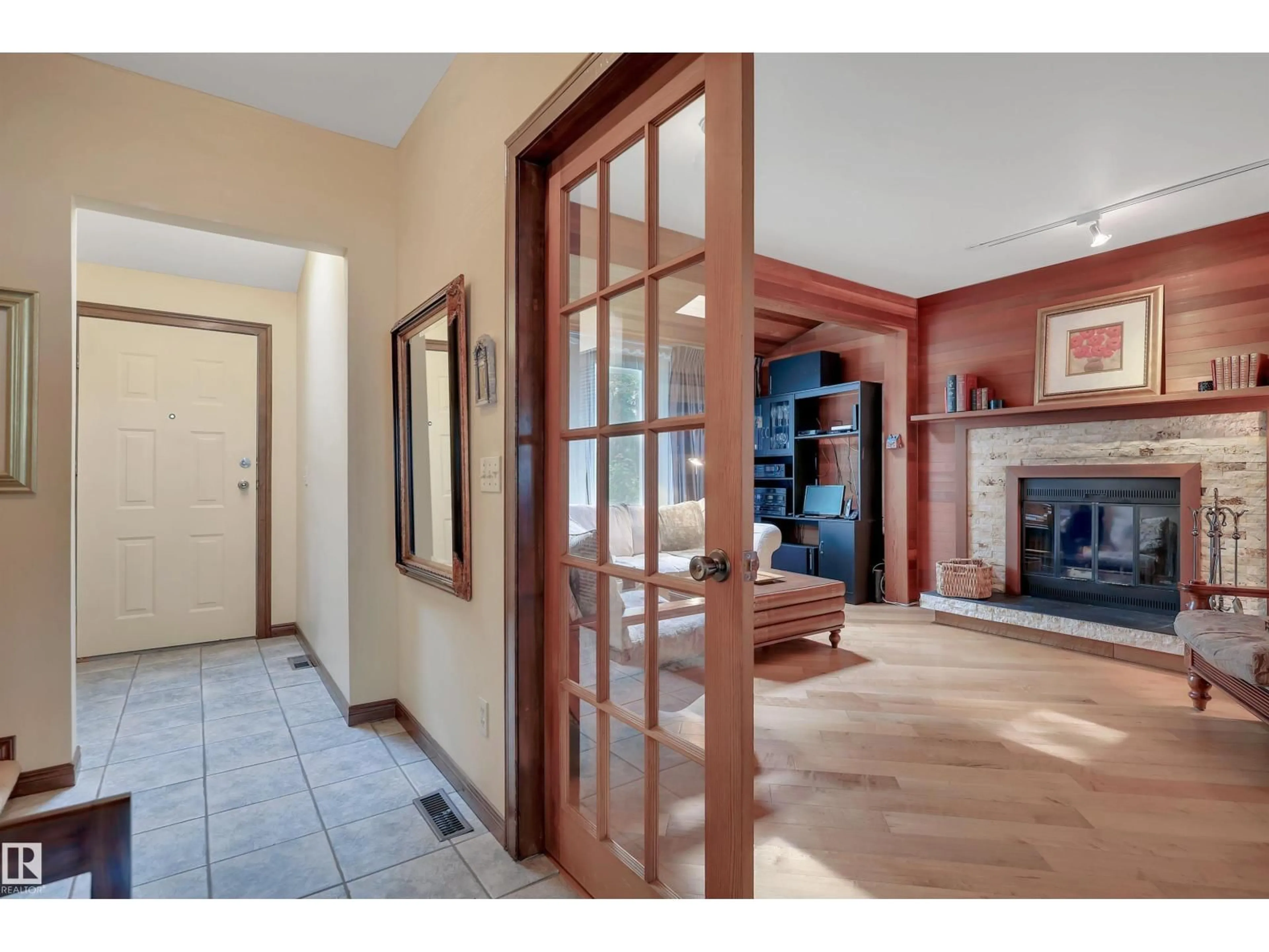 Indoor entryway for 10524 75 AV, Edmonton Alberta T6E1J4
