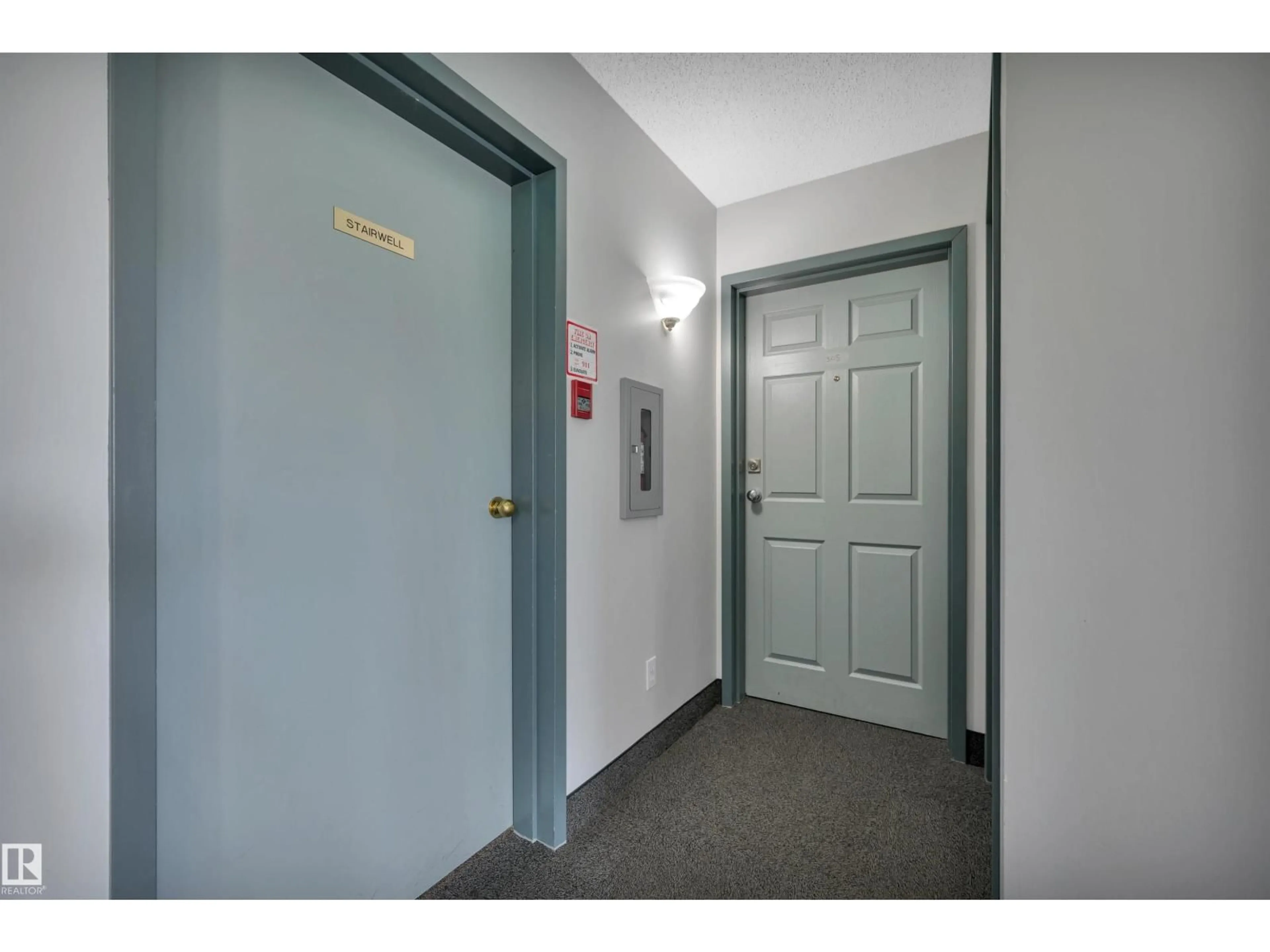 Indoor foyer for 305 ALPINE BV, St. Albert Alberta T8N3Y3
