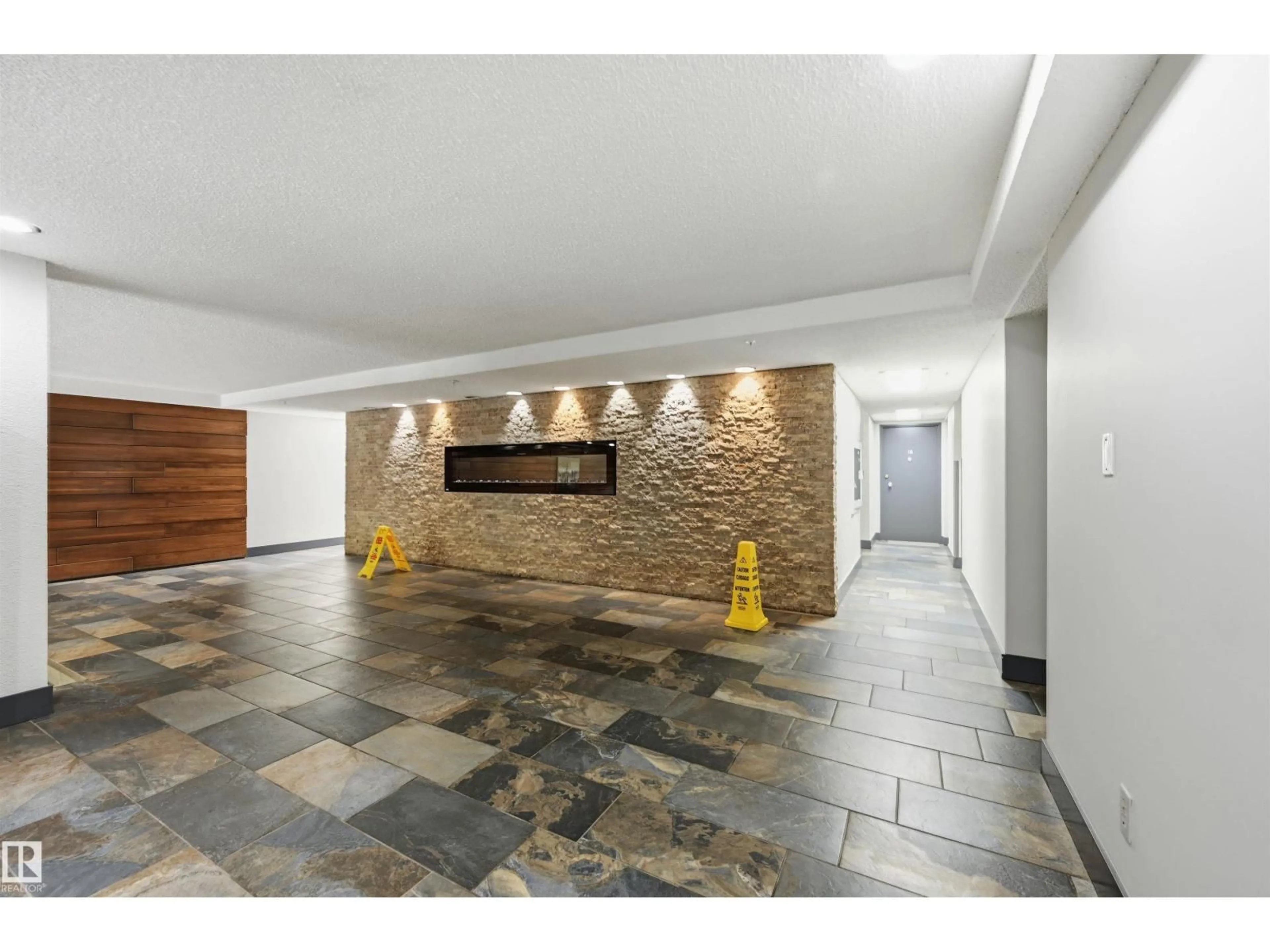Indoor foyer for 50 8745 165 ST NW, Edmonton Alberta T5R2R7