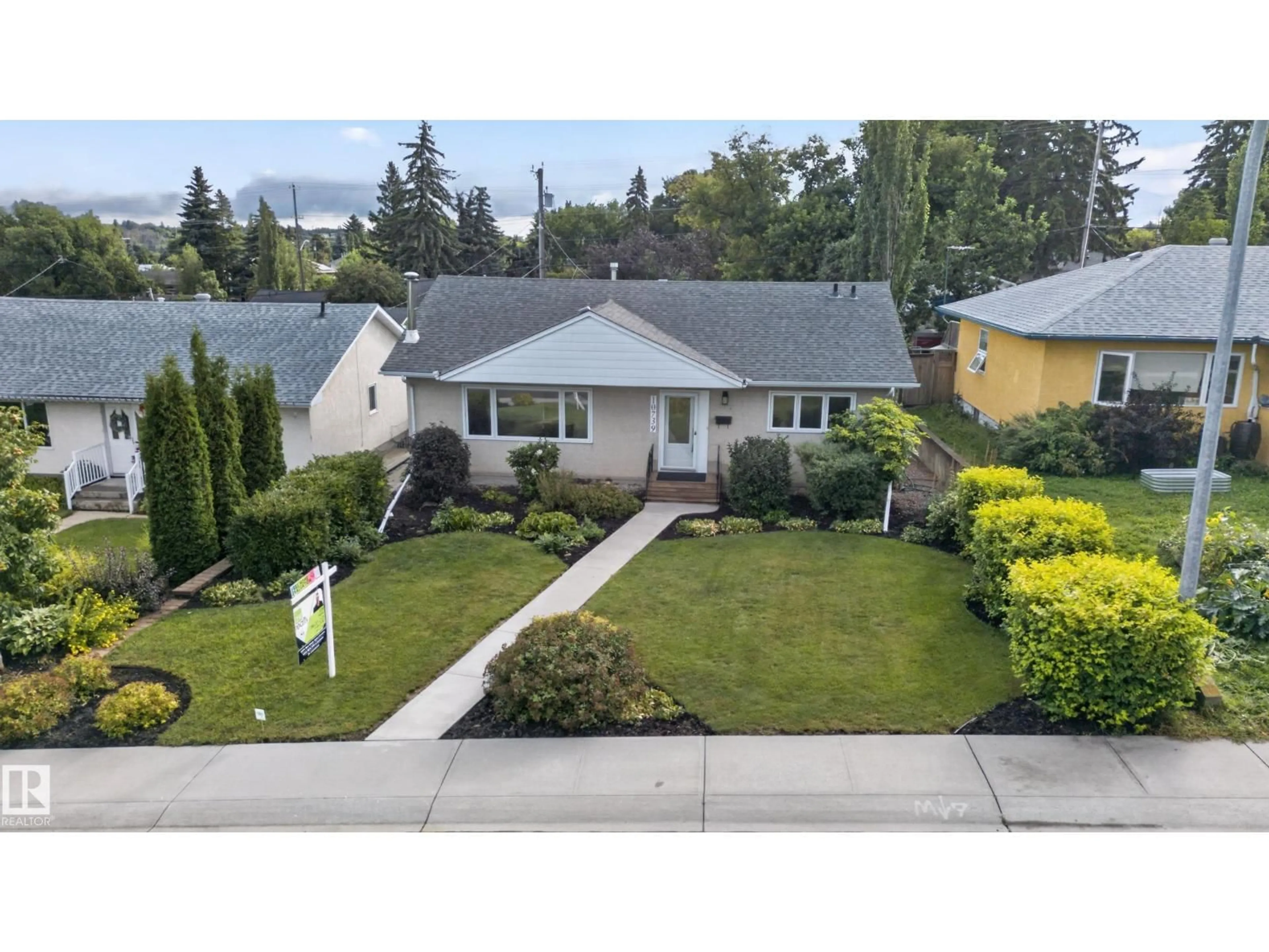 A pic from outside/outdoor area/front of a property/back of a property/a pic from drone, street for NW - 10739 52 ST, Edmonton Alberta T6A2H4