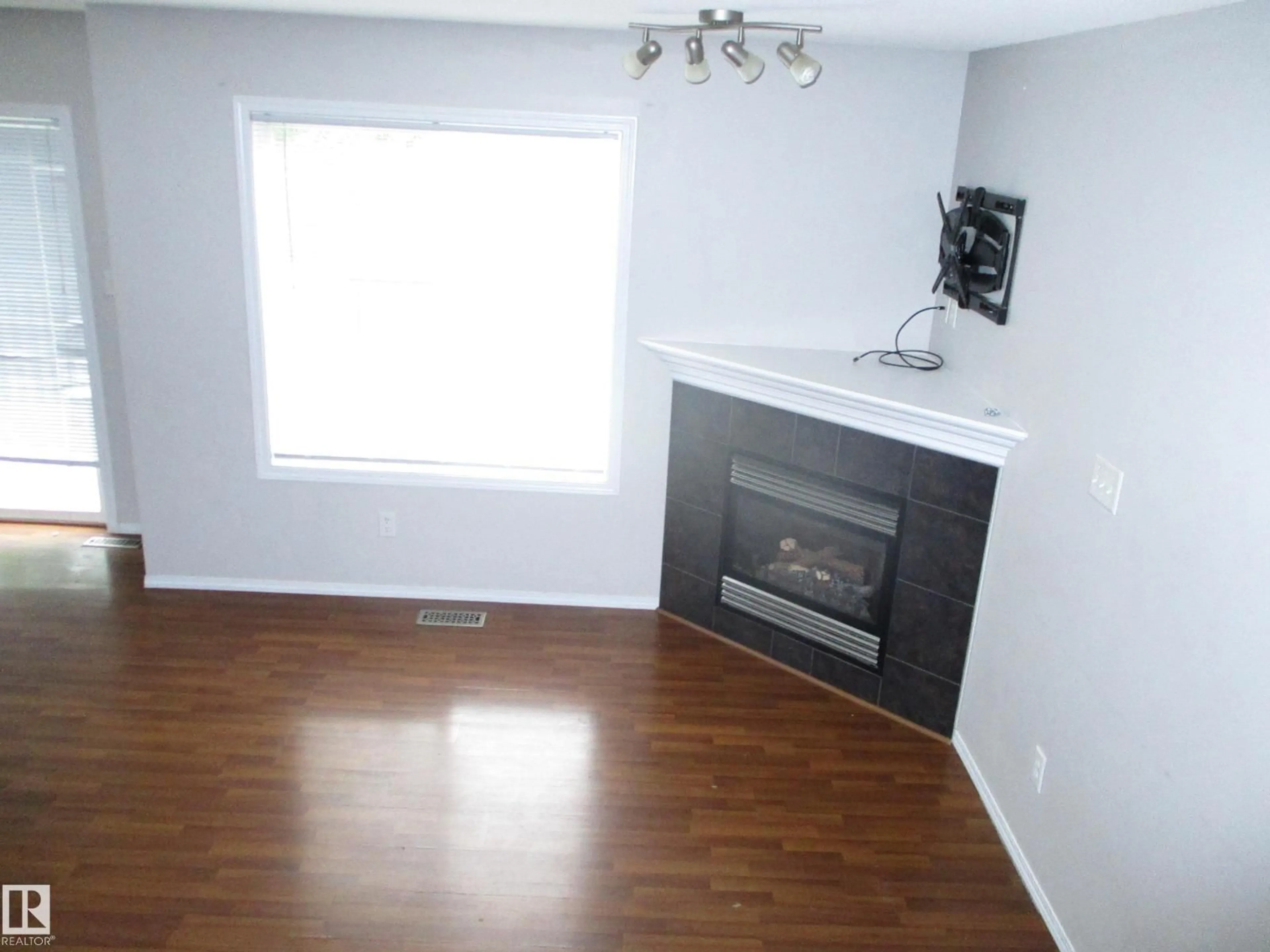 A pic of a room for #37 - 287 MACEWAN RD, Edmonton Alberta T6W1T4