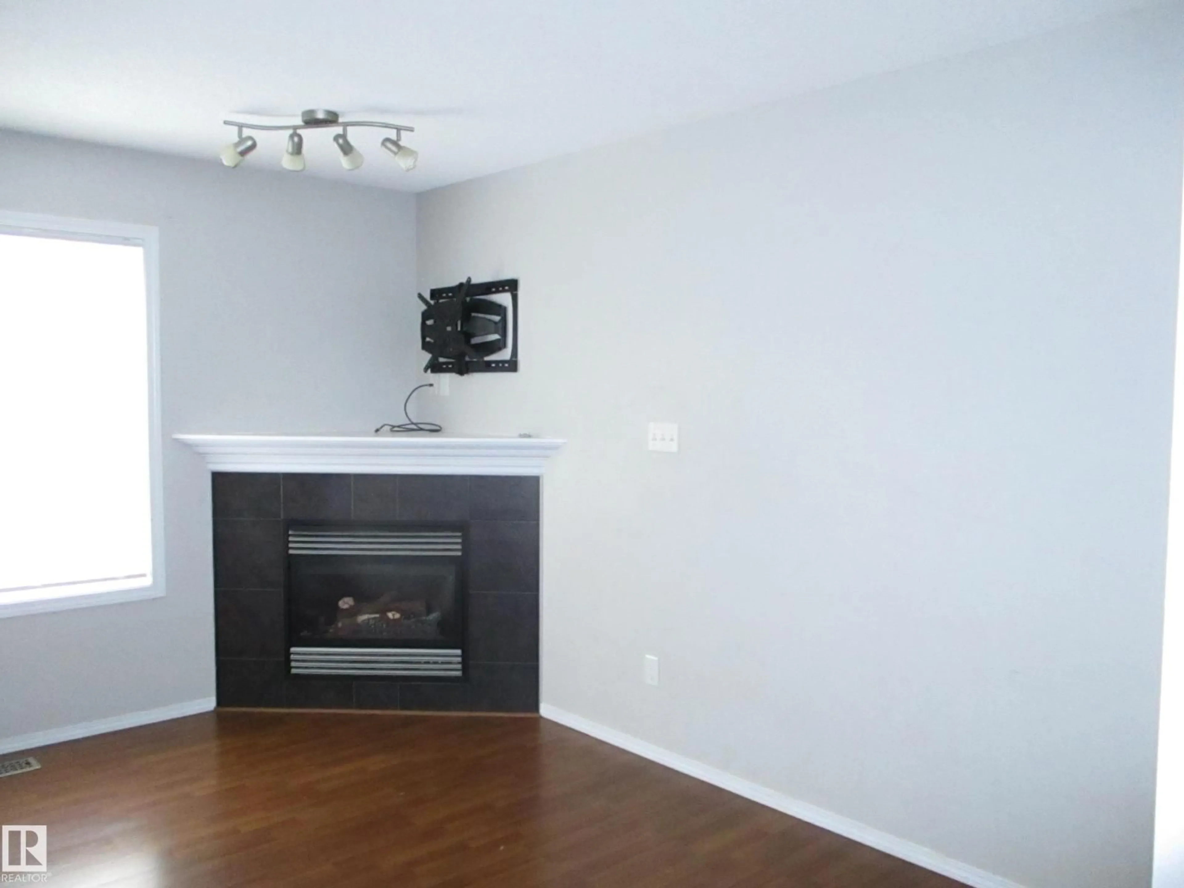 A pic of a room for #37 - 287 MACEWAN RD, Edmonton Alberta T6W1T4