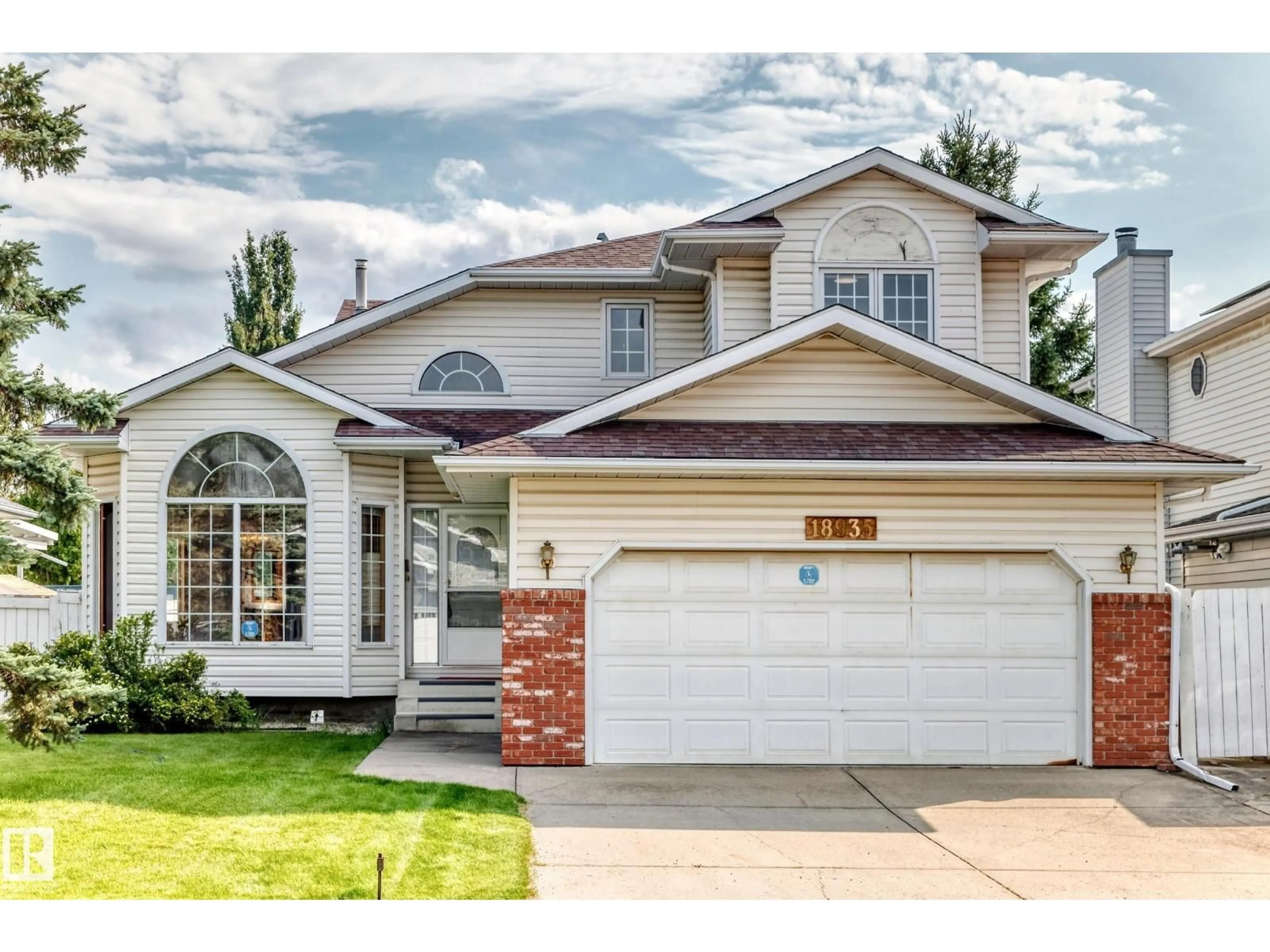 Home with vinyl exterior material, street for 18935 91 AV, Edmonton Alberta T5T5V9