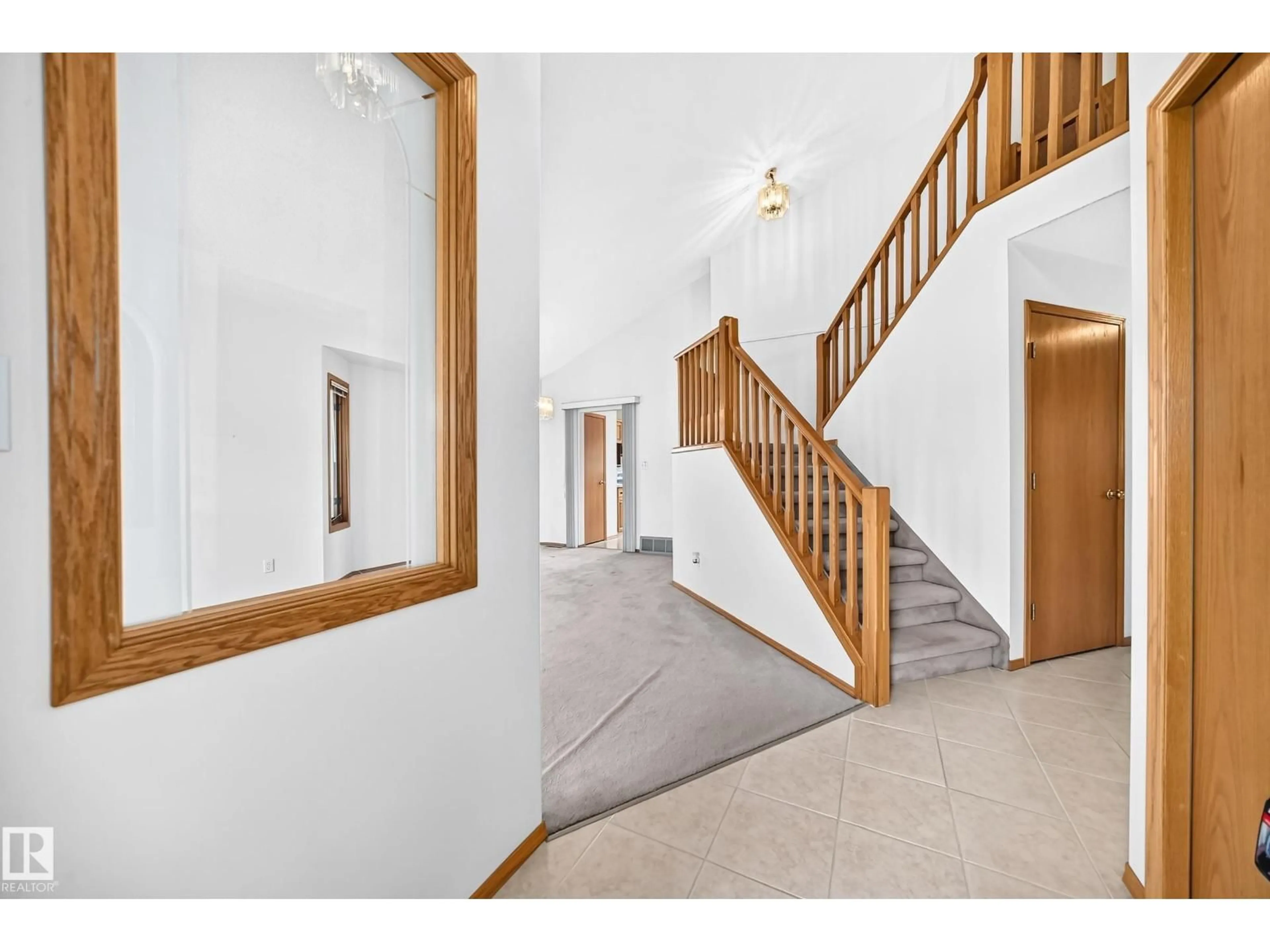 Indoor foyer for 18935 91 AV, Edmonton Alberta T5T5V9