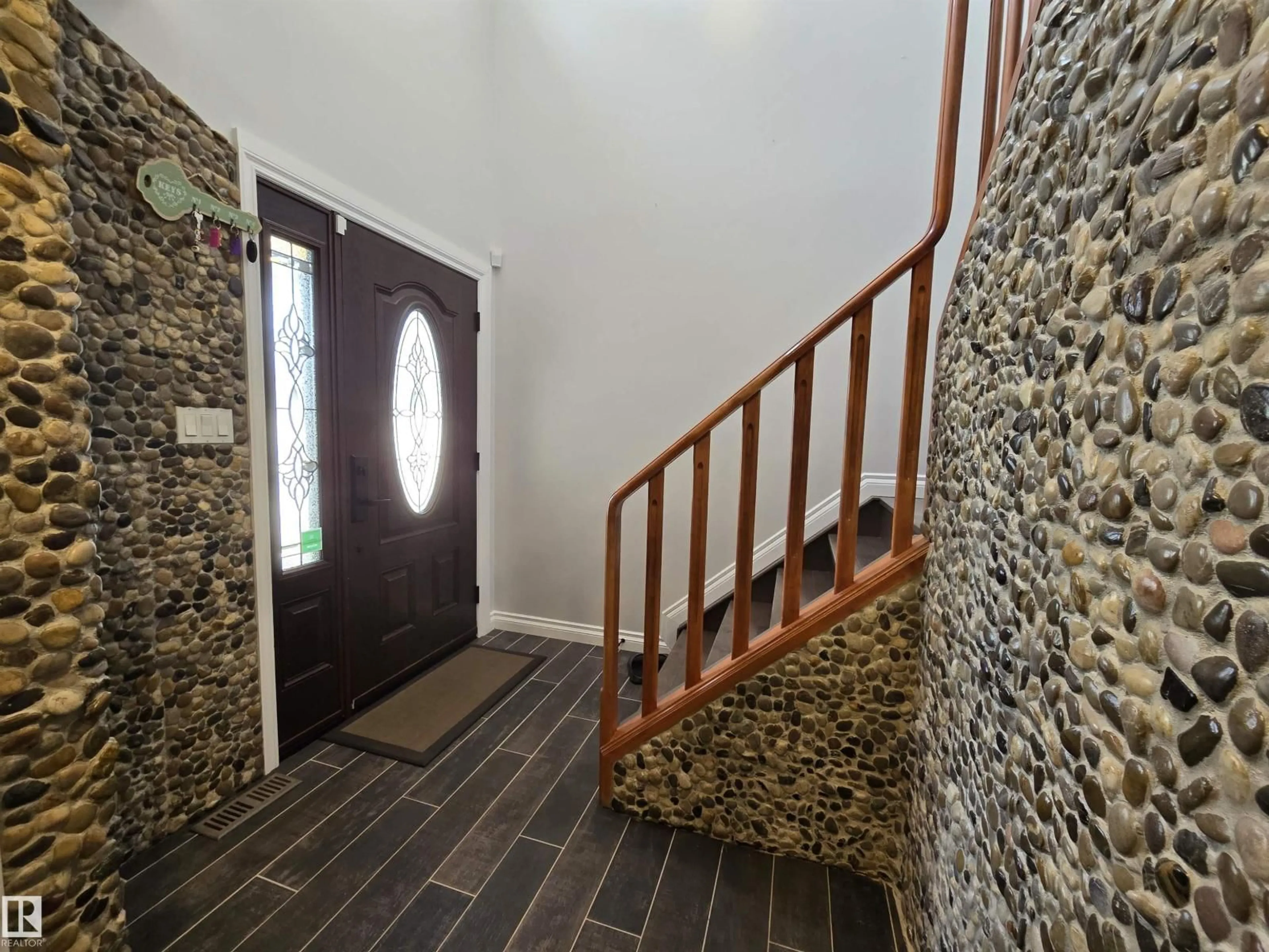 Indoor foyer for NW - 16103 95 ST, Edmonton Alberta T5Z3N2