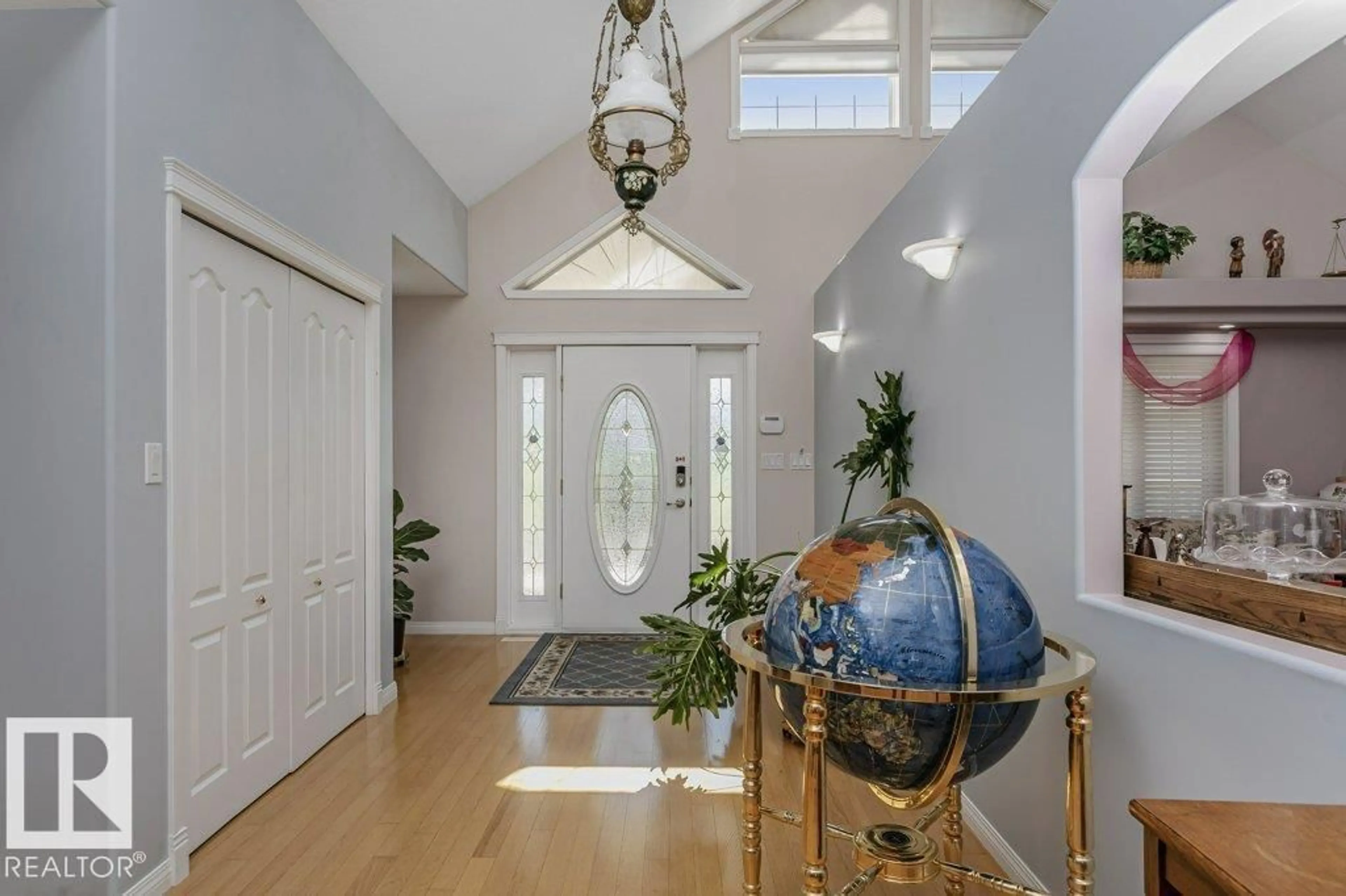 Indoor foyer for 25574 TWP RD, Rural Leduc County Alberta T4X2E7