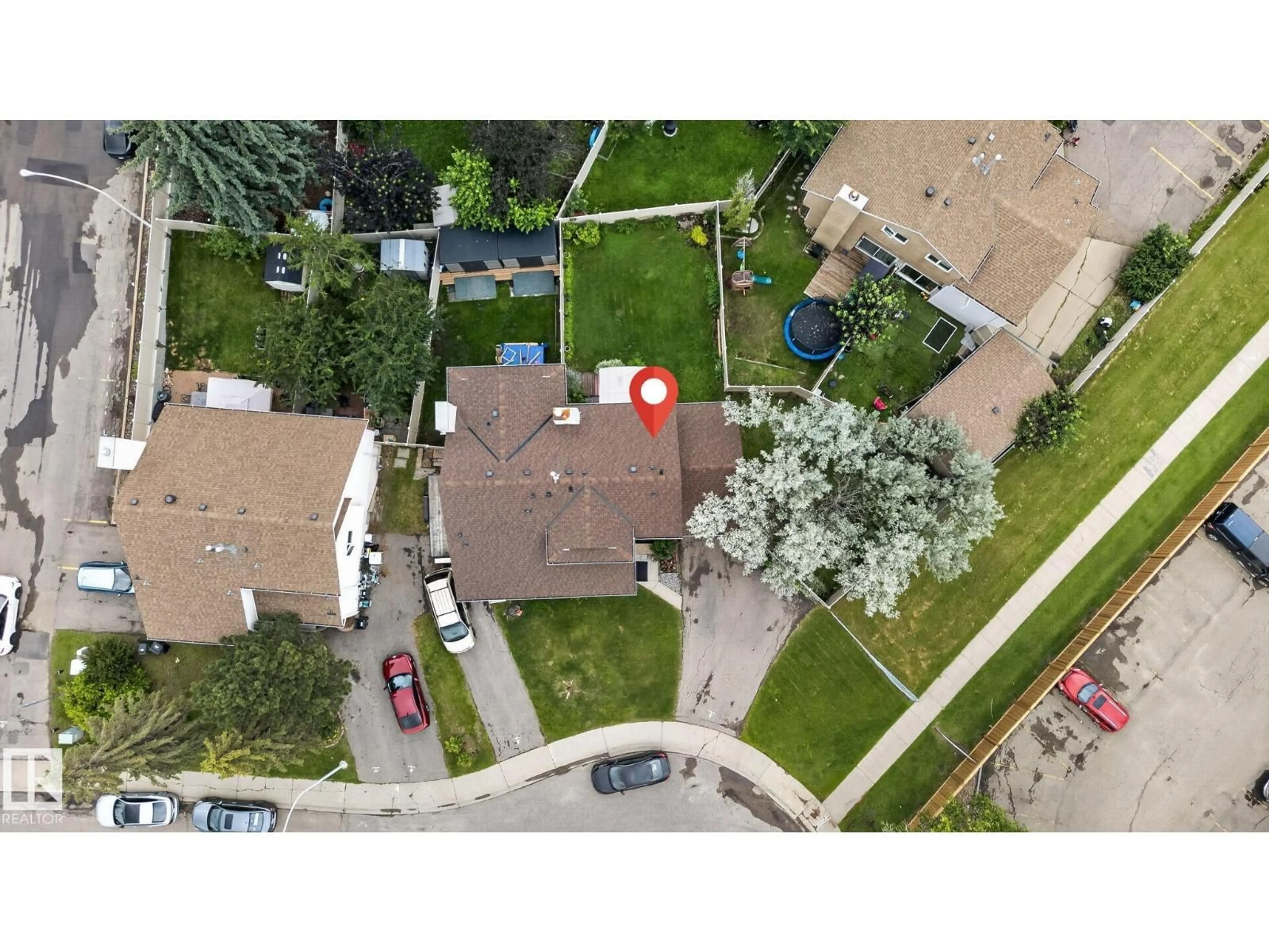 A pic from outside/outdoor area/front of a property/back of a property/a pic from drone, street for NW - 9503 180A ST, Edmonton Alberta T5T2Z4