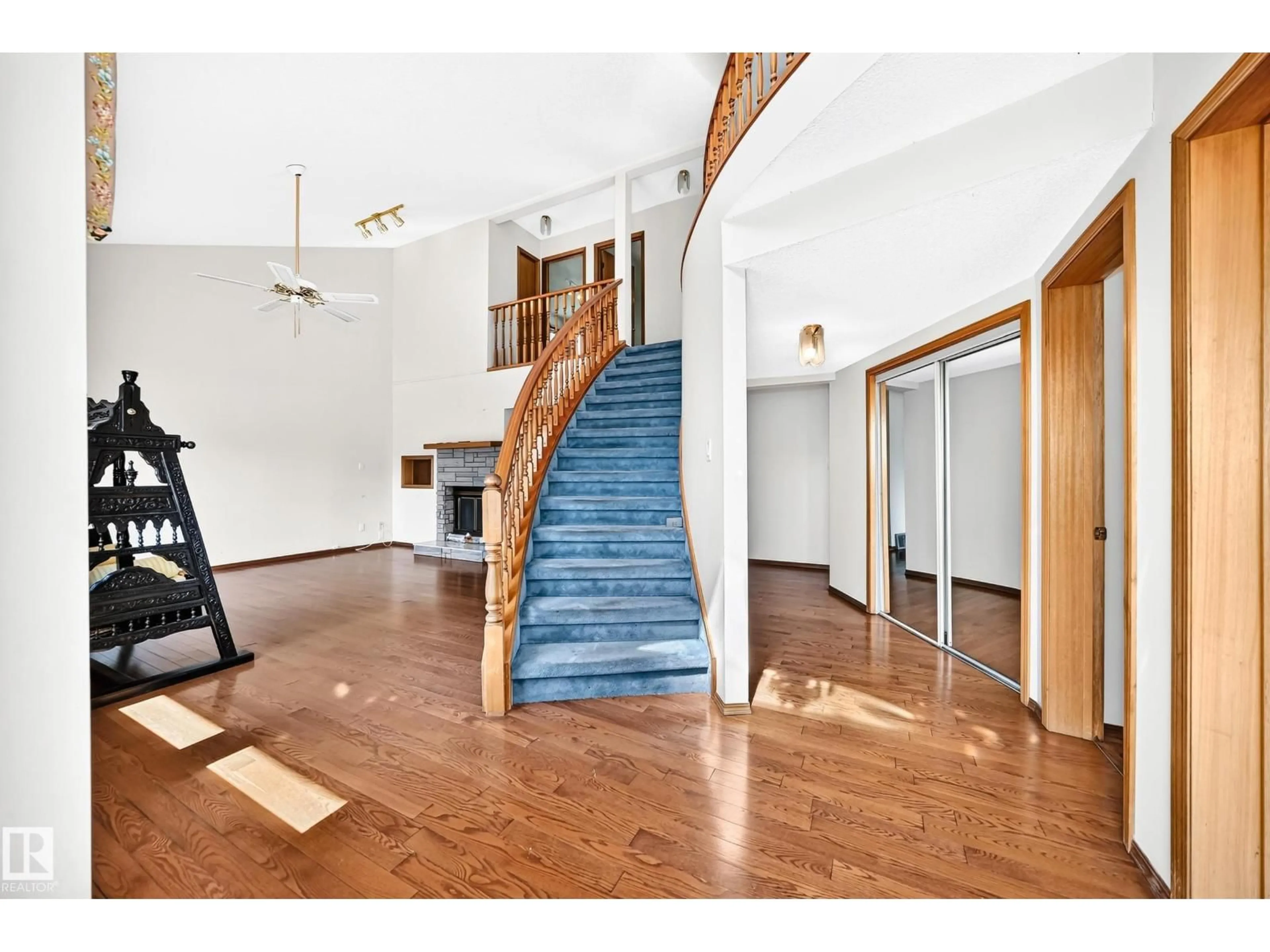 Indoor foyer for 4208 RAMSAY RD, Edmonton Alberta T6H5R2