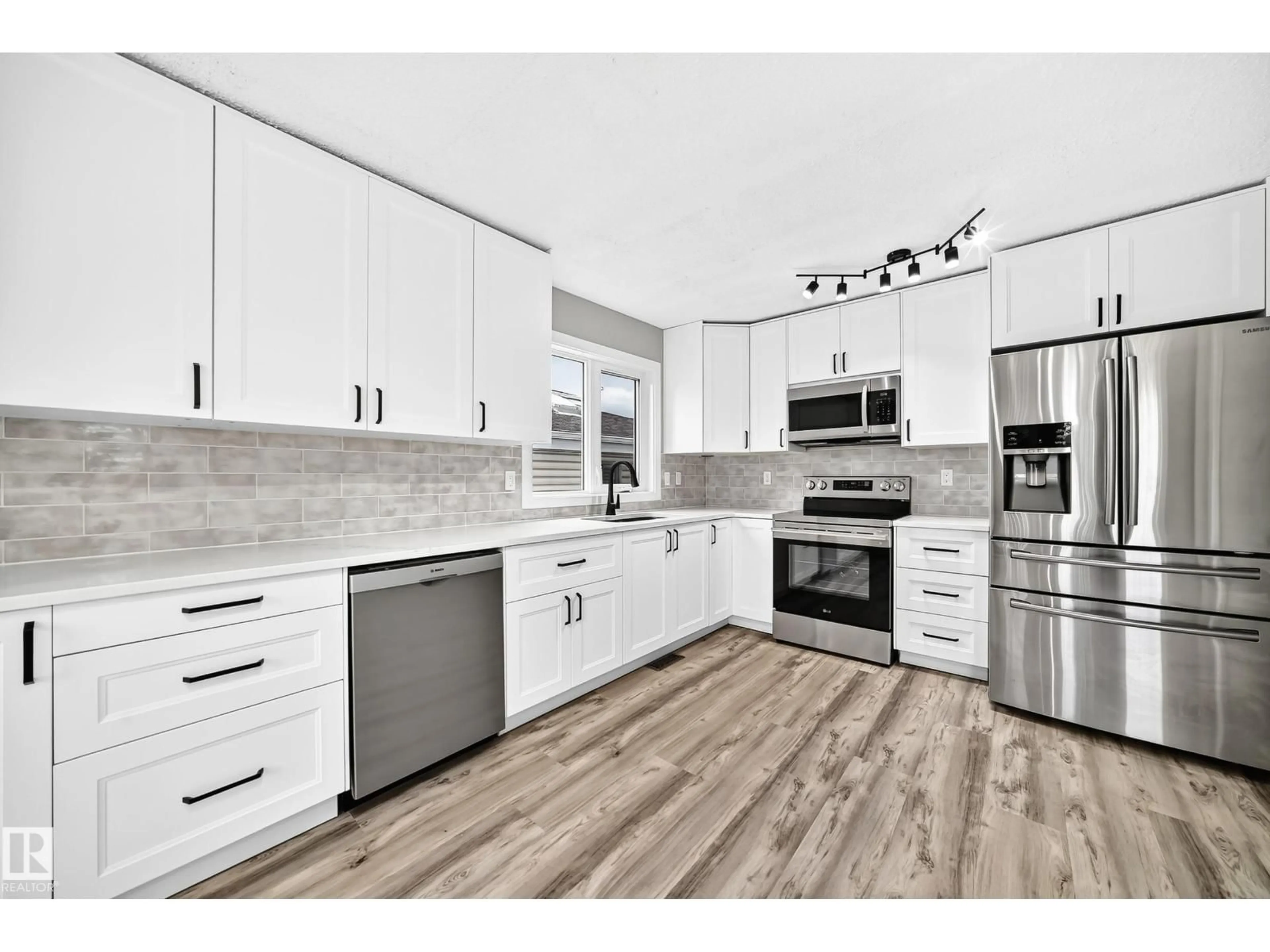 Open concept kitchen, unknown for 26 GREENRIDGE DR, Sherwood Park Alberta T8A5G3