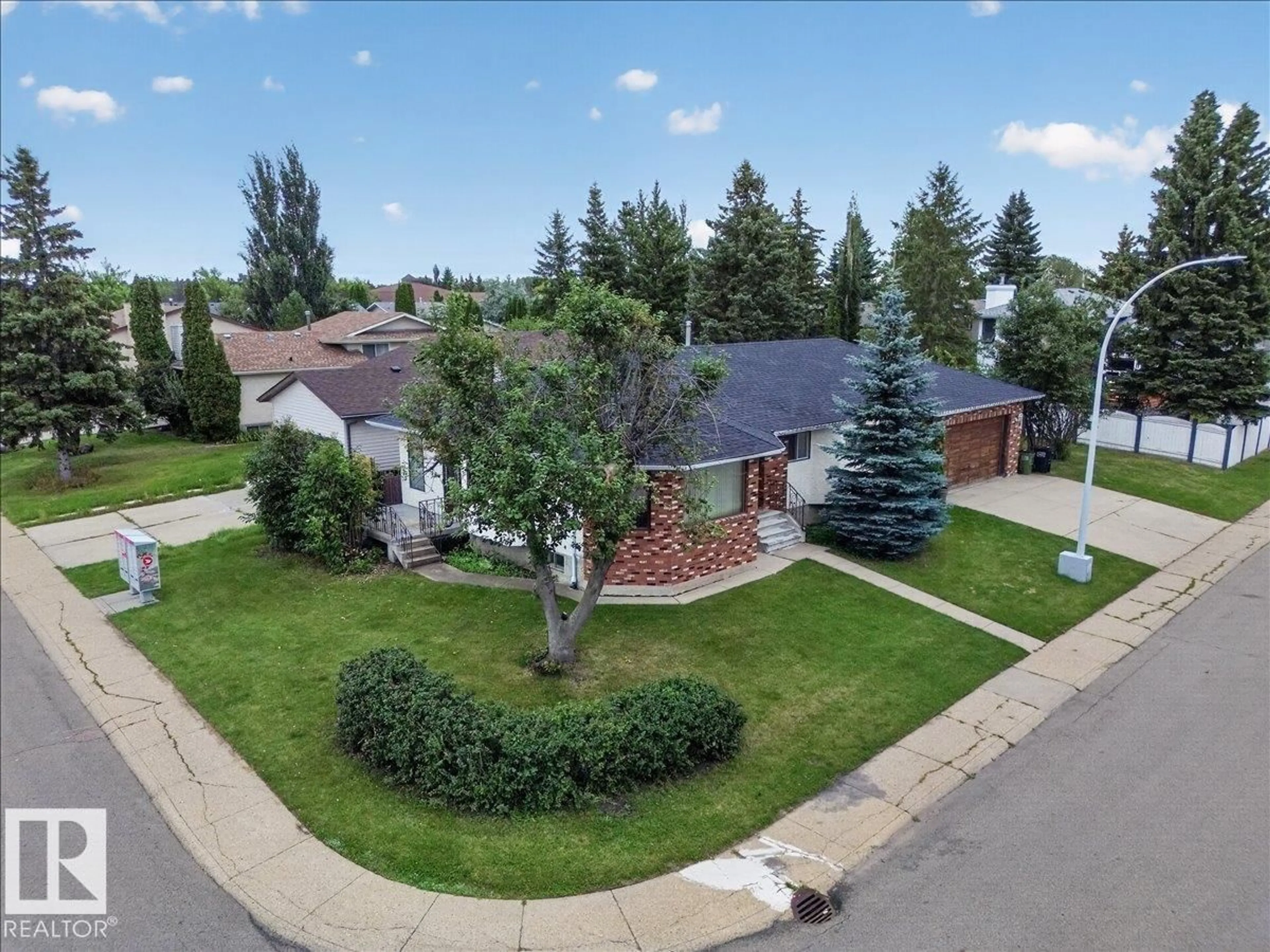 A pic from outside/outdoor area/front of a property/back of a property/a pic from drone, street for 2907 49 ST, Edmonton Alberta T6L6B7