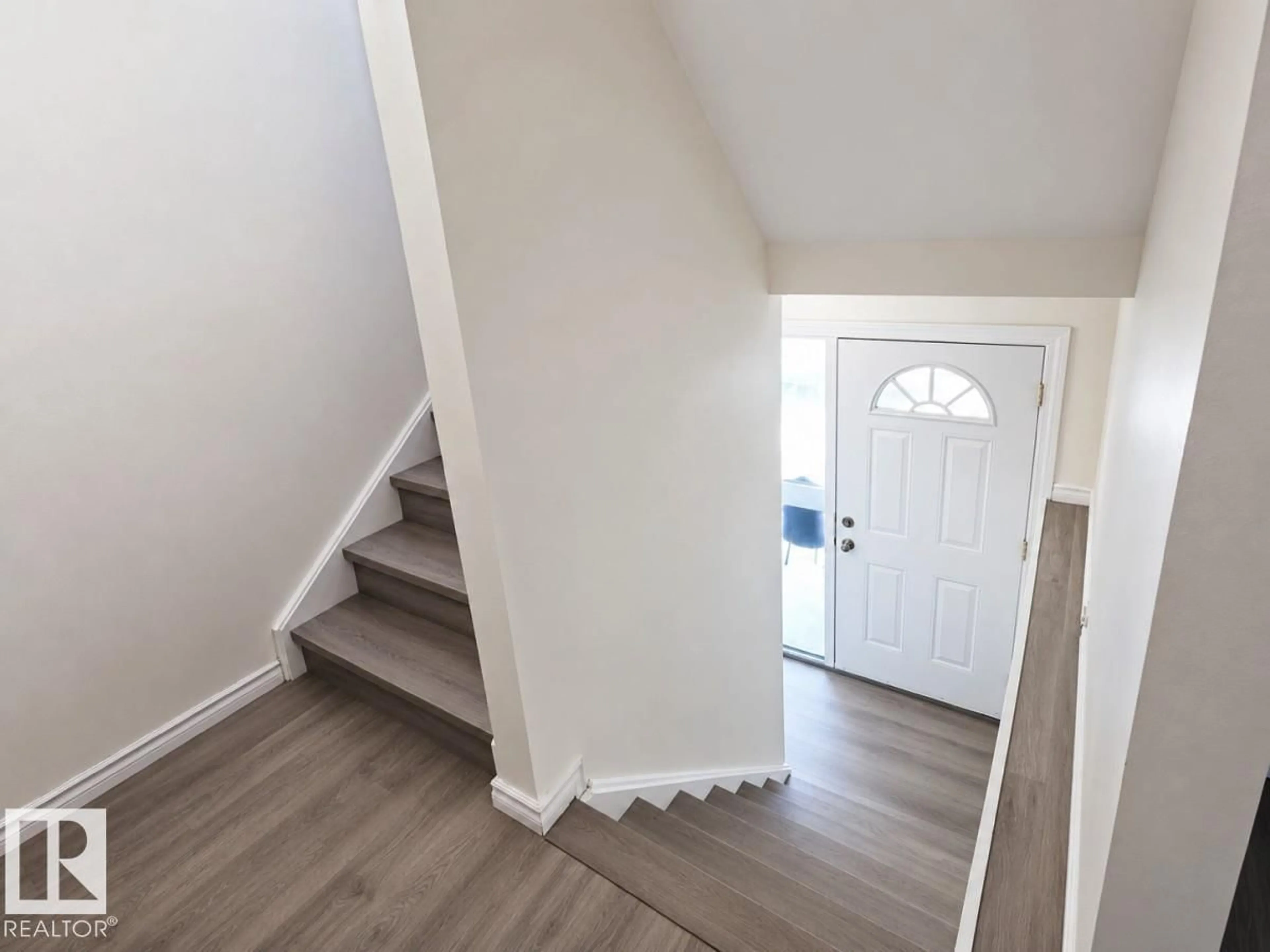 Indoor entryway for 14458 56 ST, Edmonton Alberta T5A3R1