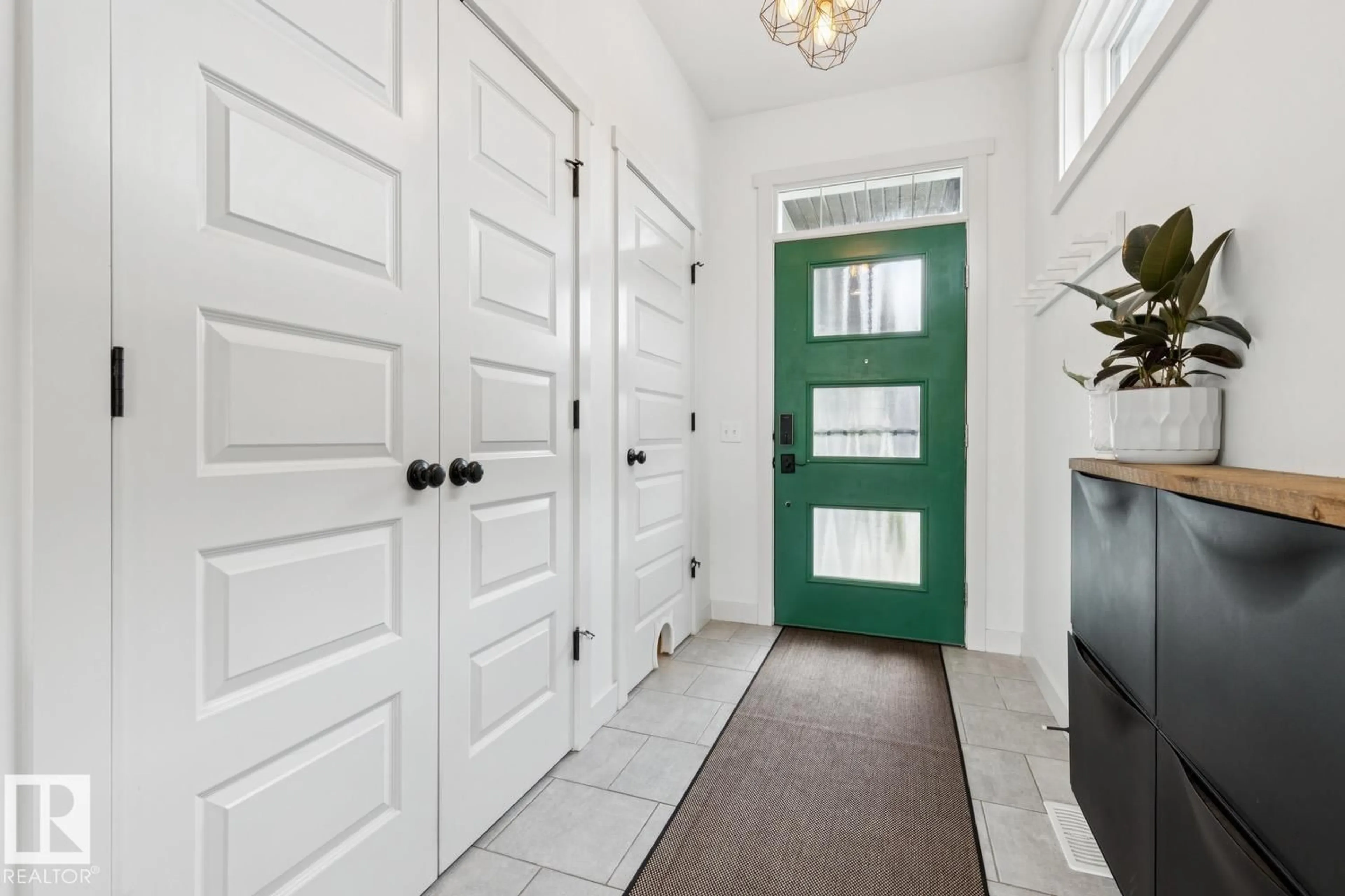 Indoor entryway for 22434 99A AV, Edmonton Alberta T5T7C3