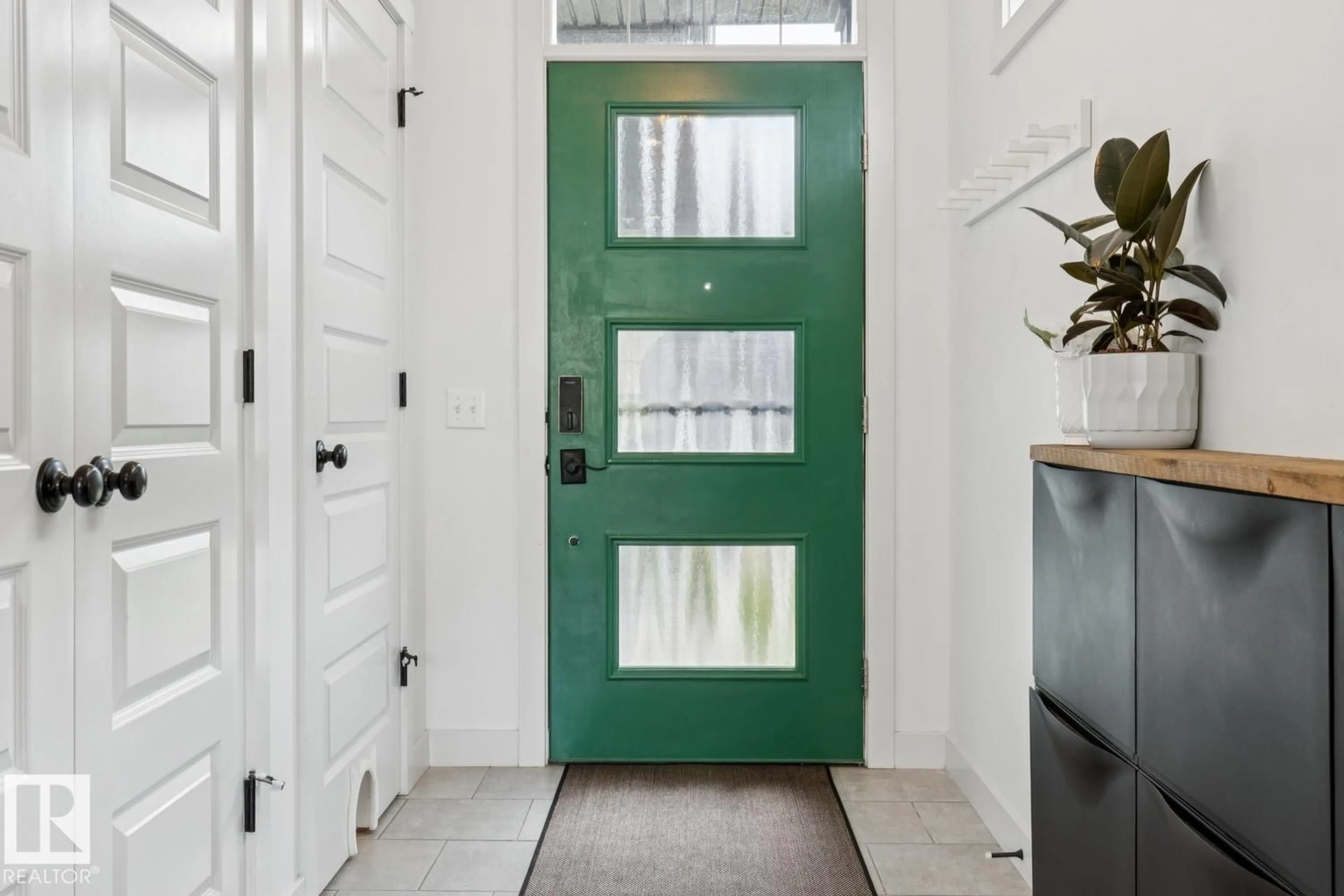 Indoor entryway for 22434 99A AV, Edmonton Alberta T5T7C3