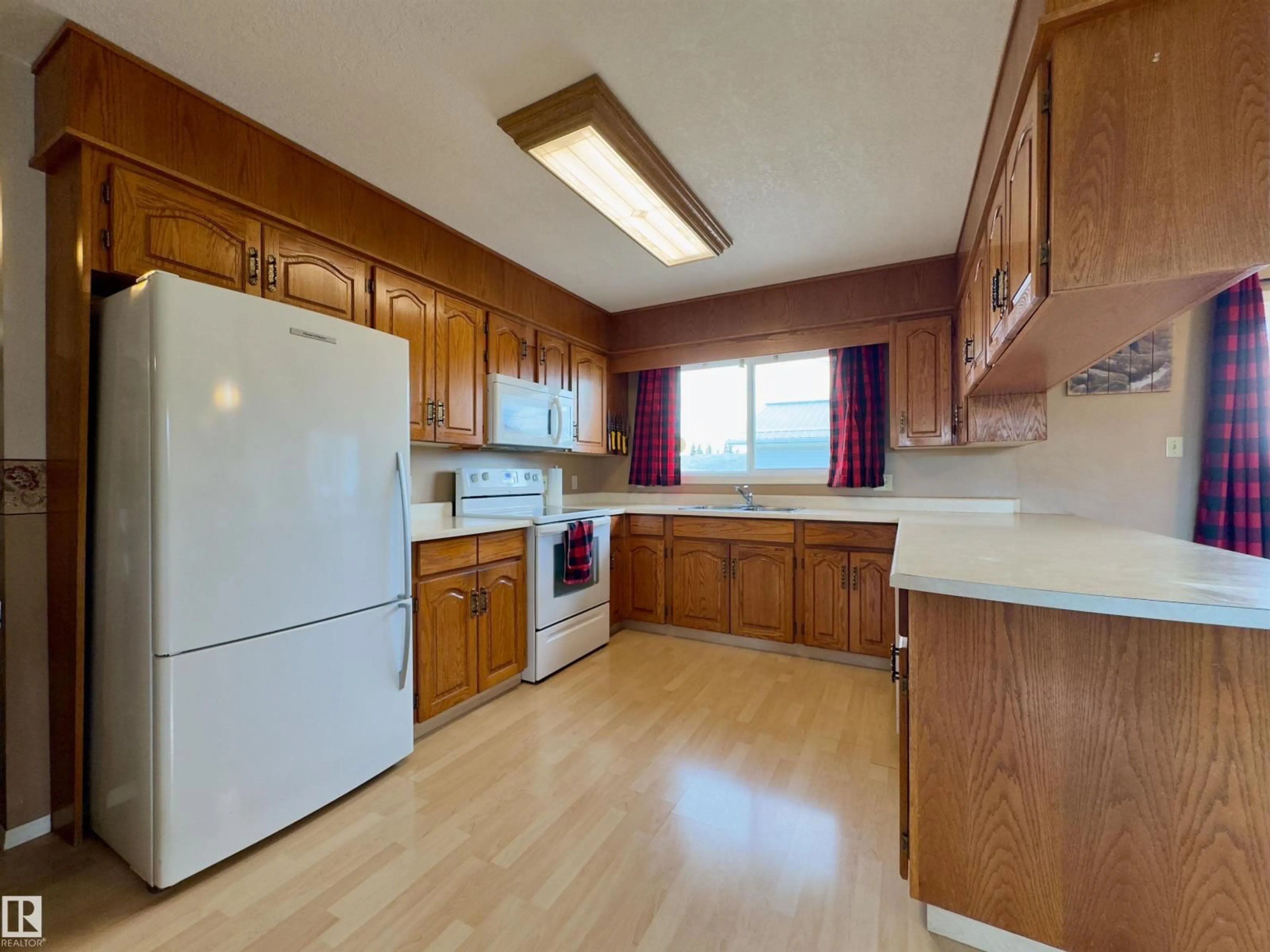 Standard kitchen, wood/laminate floor for 4844 47 AV, Chipman Alberta T0B0W0