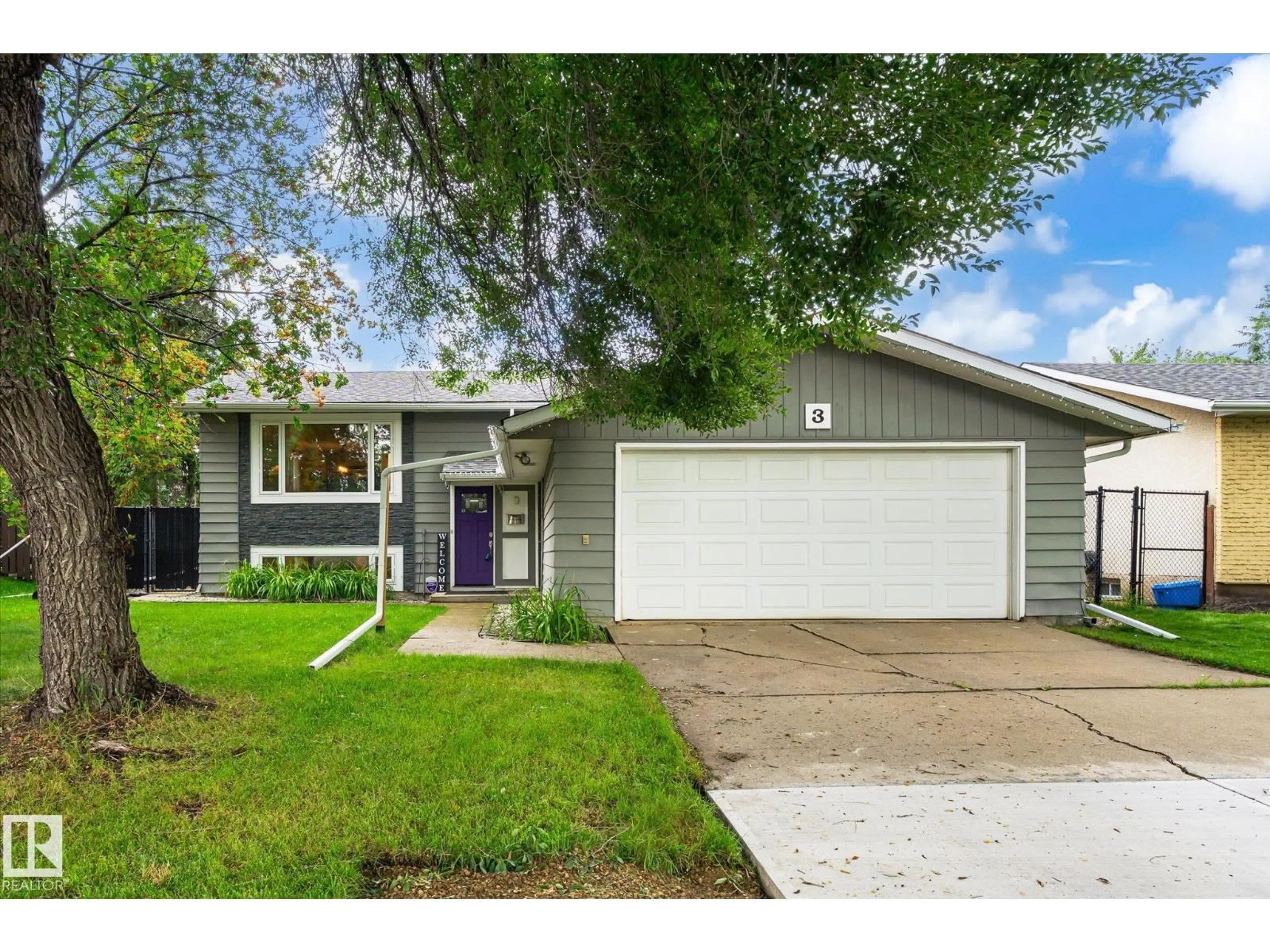 Home with vinyl exterior material, street for 3 AKINS DR, St. Albert Alberta T8N2H6