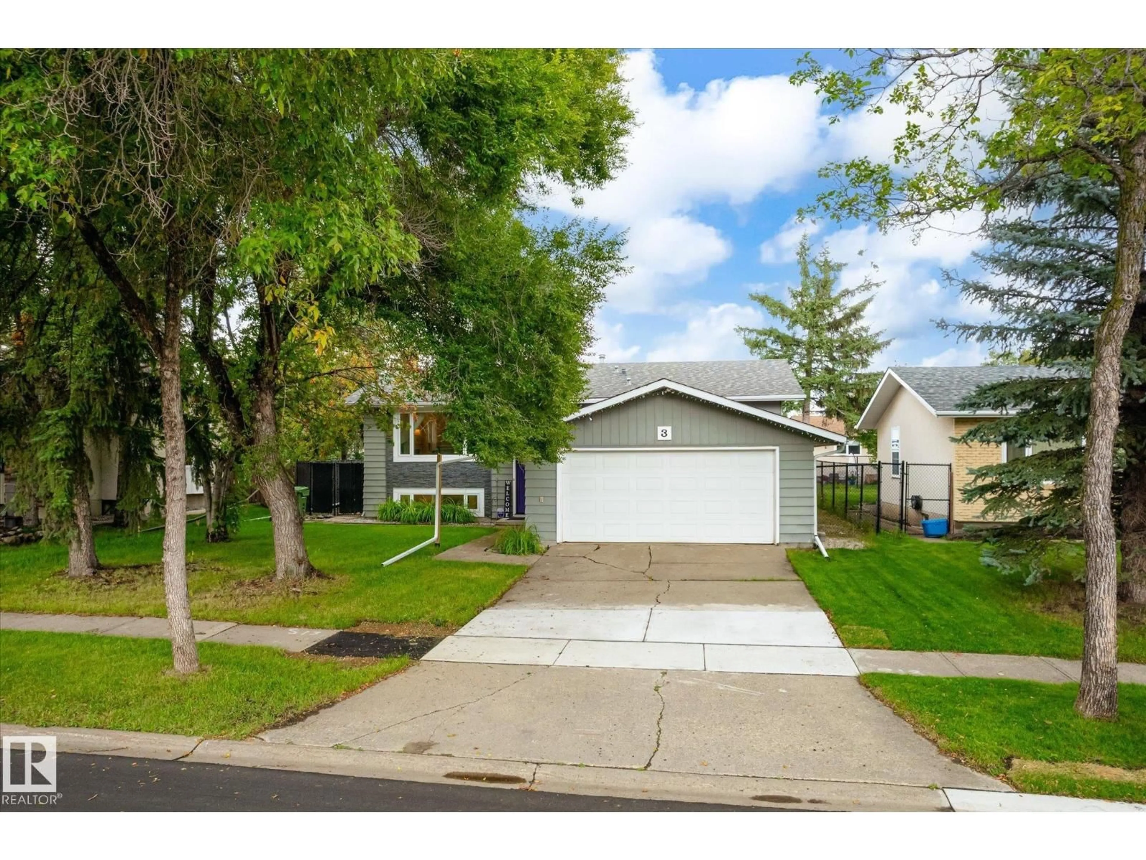 Home with vinyl exterior material, street for 3 AKINS DR, St. Albert Alberta T8N2H6