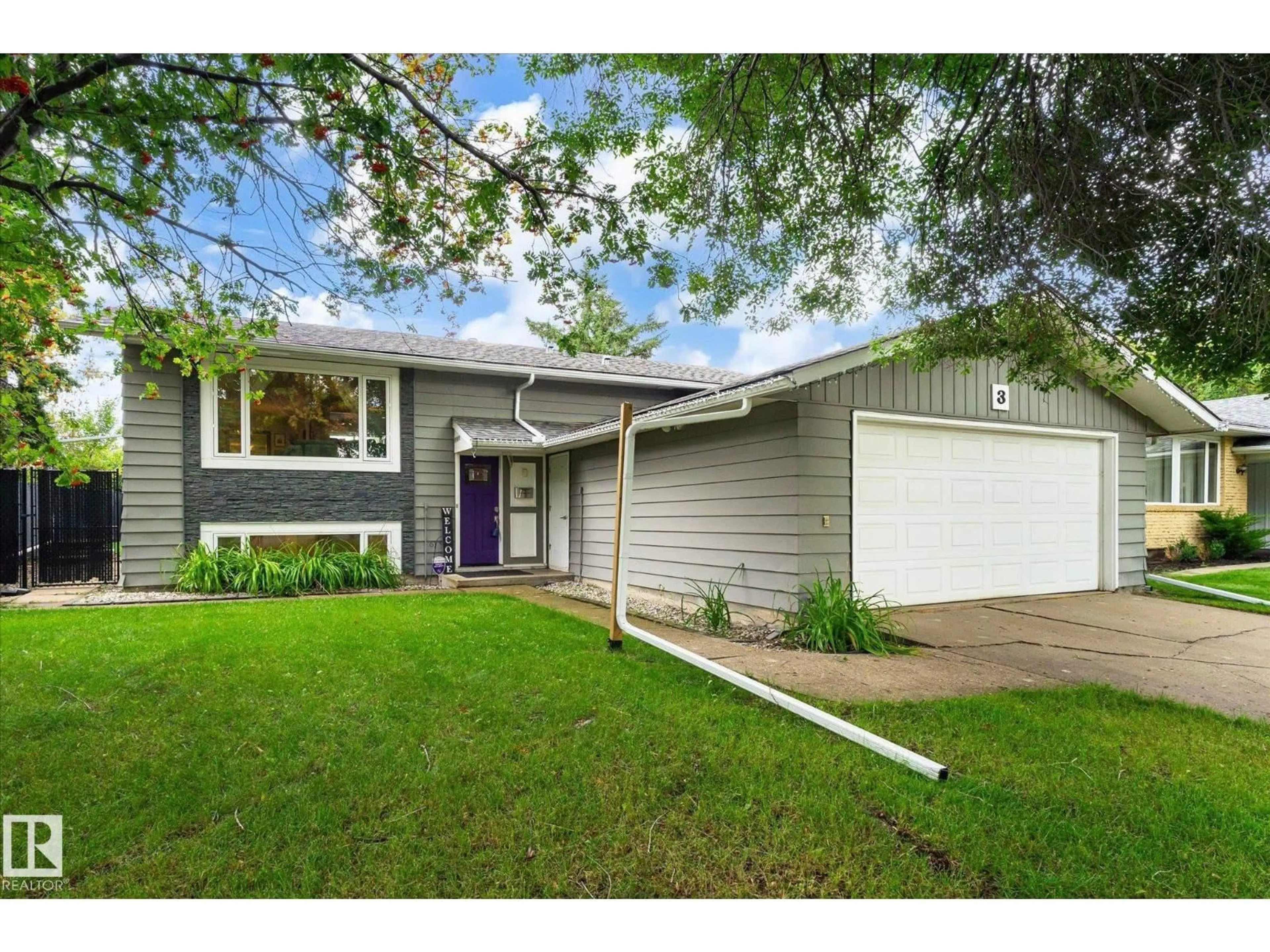 Home with vinyl exterior material, street for 3 AKINS DR, St. Albert Alberta T8N2H6