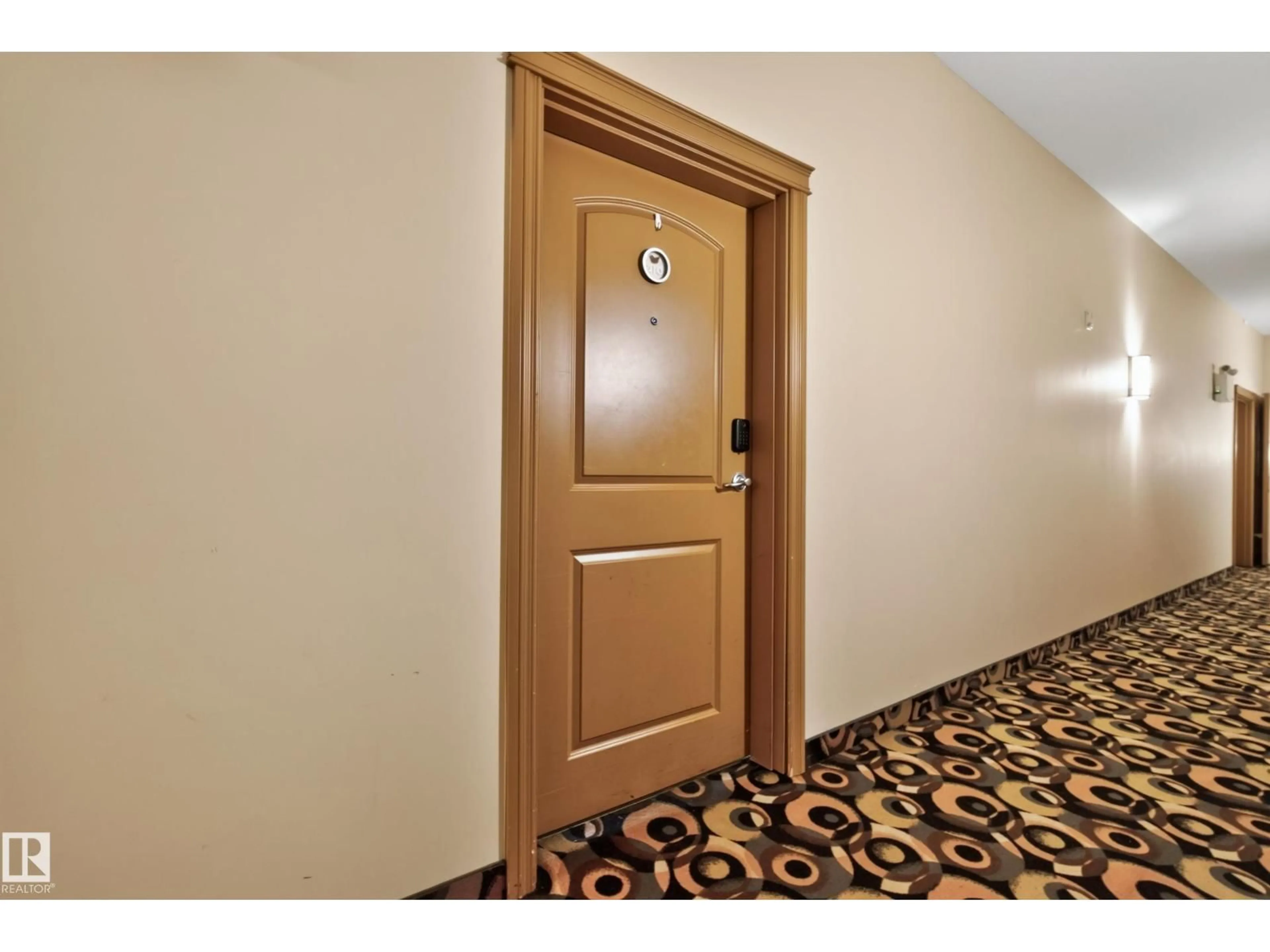 Indoor foyer for 210 - 10121 80 AV, Edmonton Alberta T6E0B9