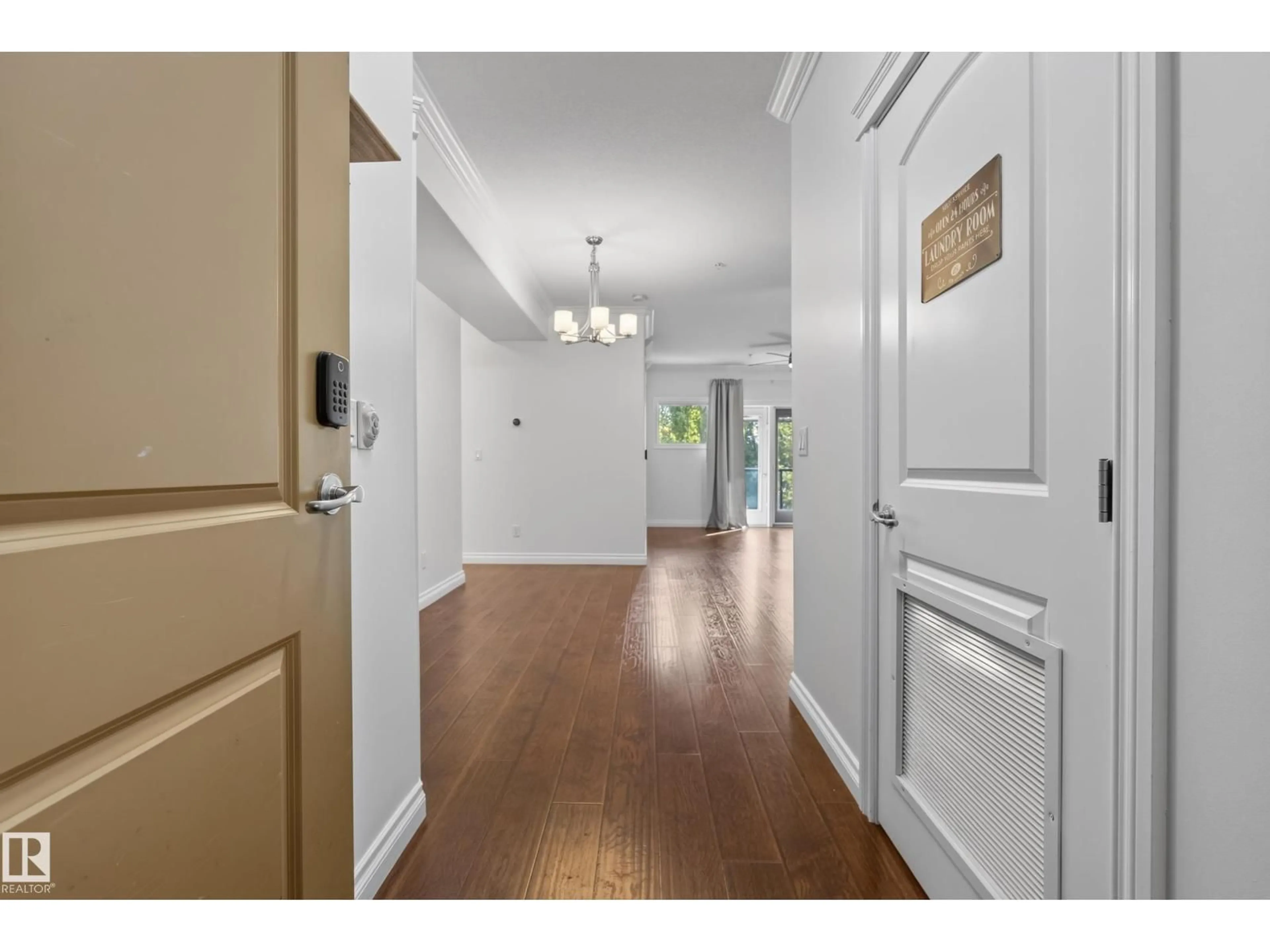 Indoor entryway for 210 - 10121 80 AV, Edmonton Alberta T6E0B9