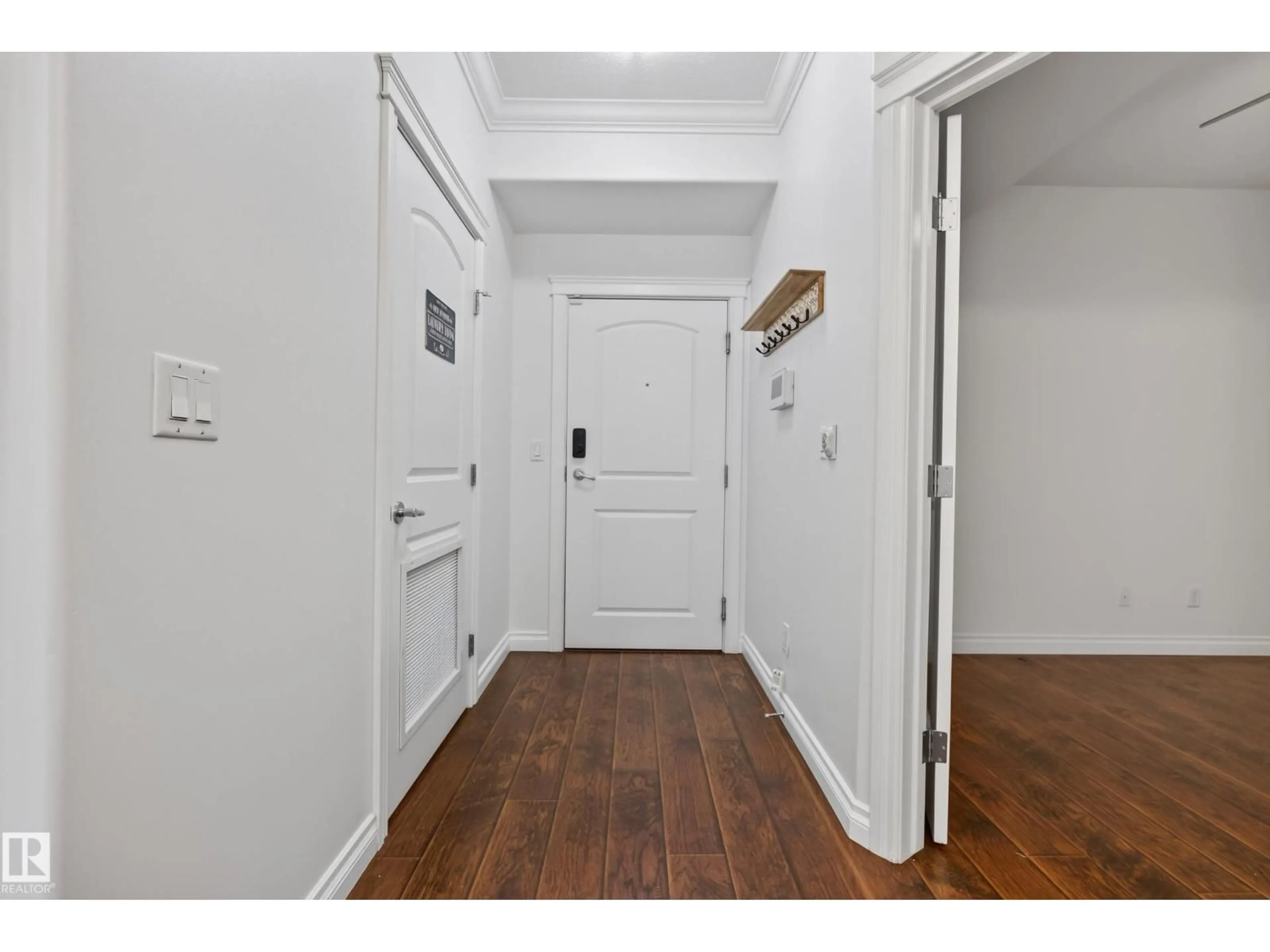 Indoor entryway for 210 - 10121 80 AV, Edmonton Alberta T6E0B9