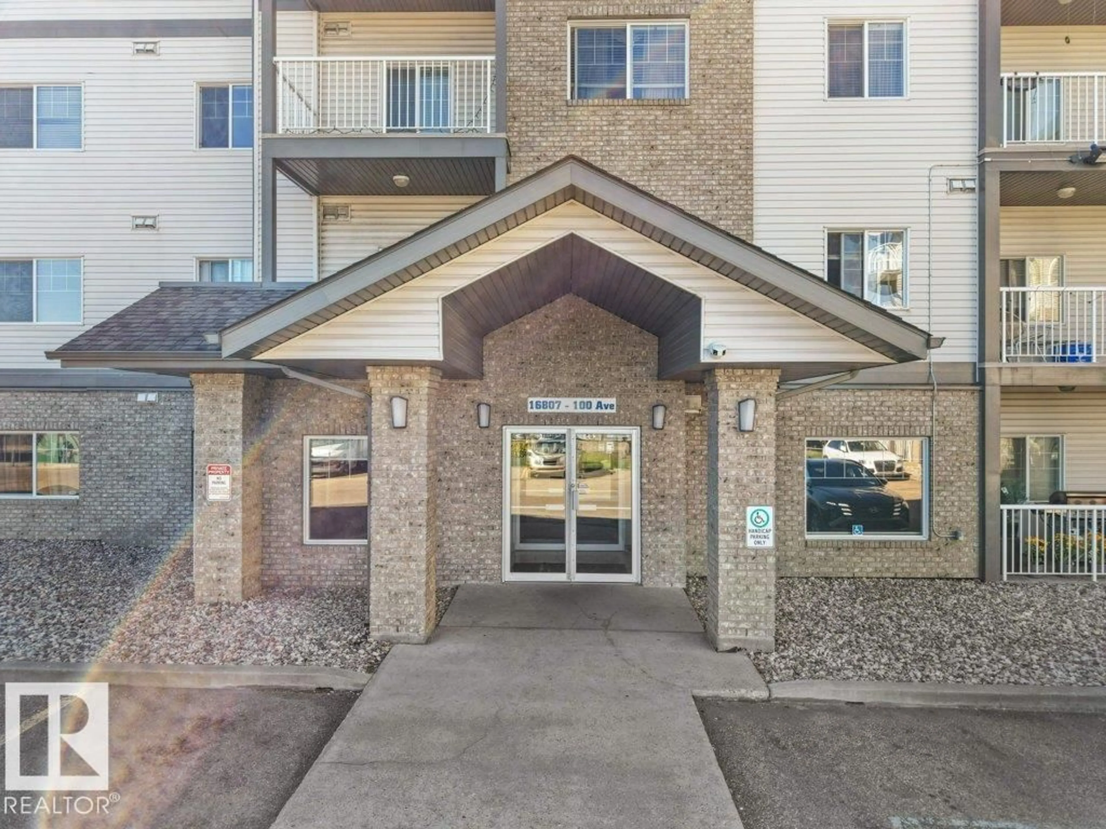 Indoor foyer for #116 - 16807 100 AV, Edmonton Alberta T5P4Z6