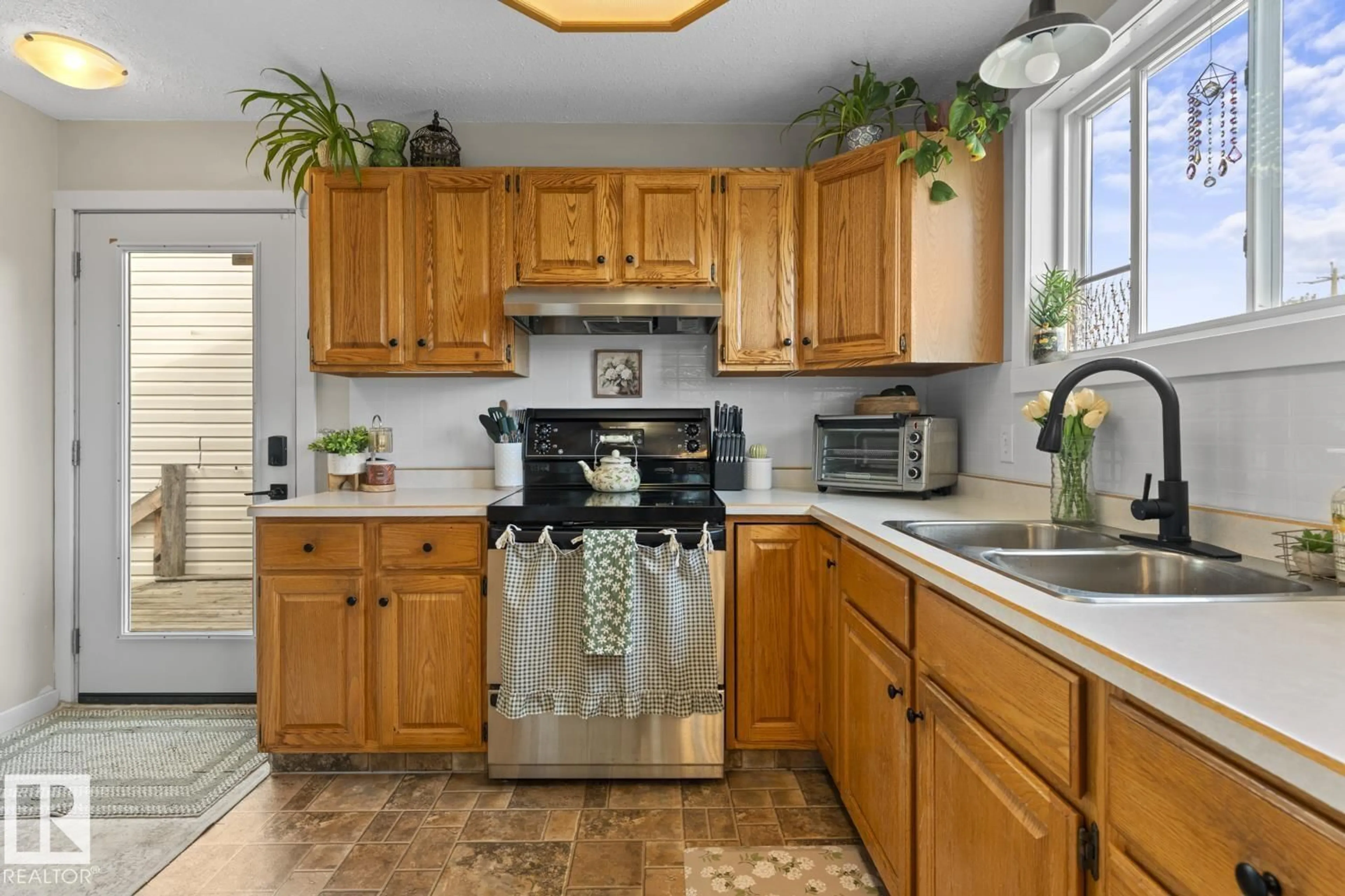 Standard kitchen, unknown for 1401 9 ST, Cold Lake Alberta T9M1J7