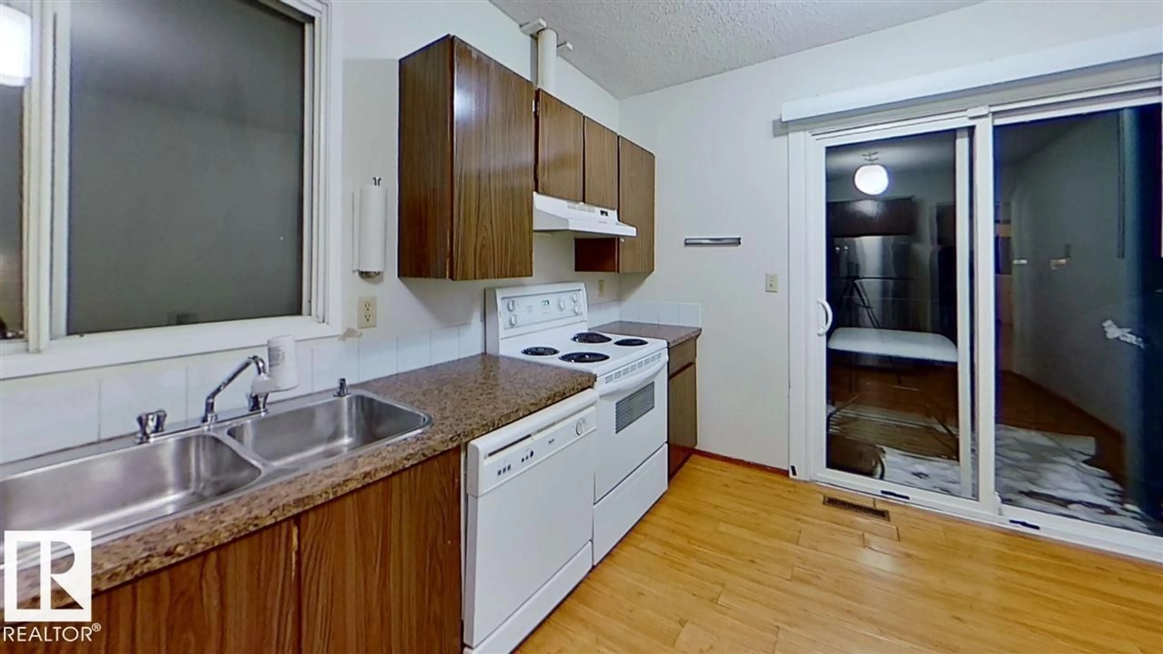 Standard kitchen, unknown for 4611 52 AV, Stony Plain Alberta T7Z1E7
