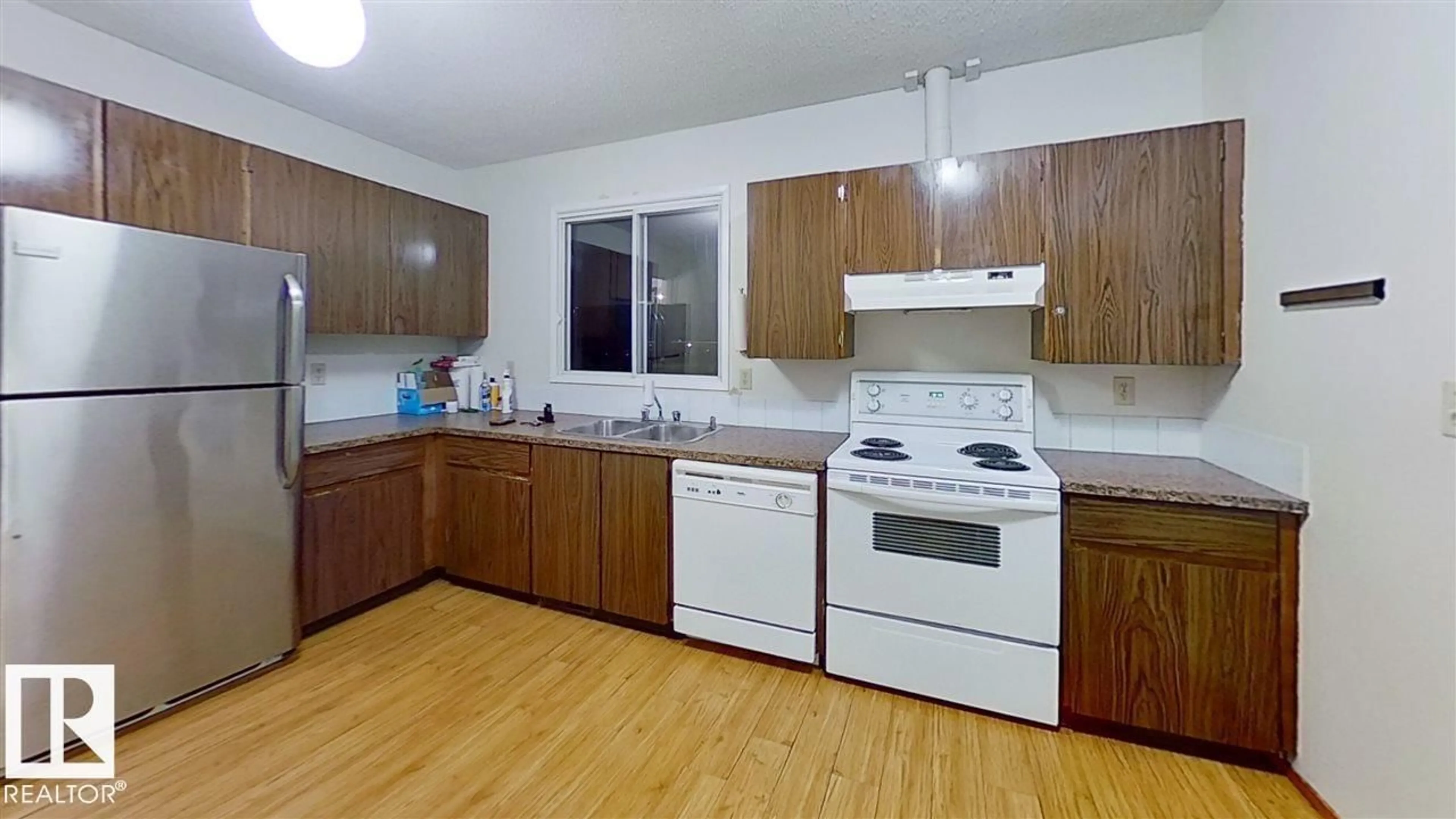 Standard kitchen, wood/laminate floor for 4611 52 AV, Stony Plain Alberta T7Z1E7