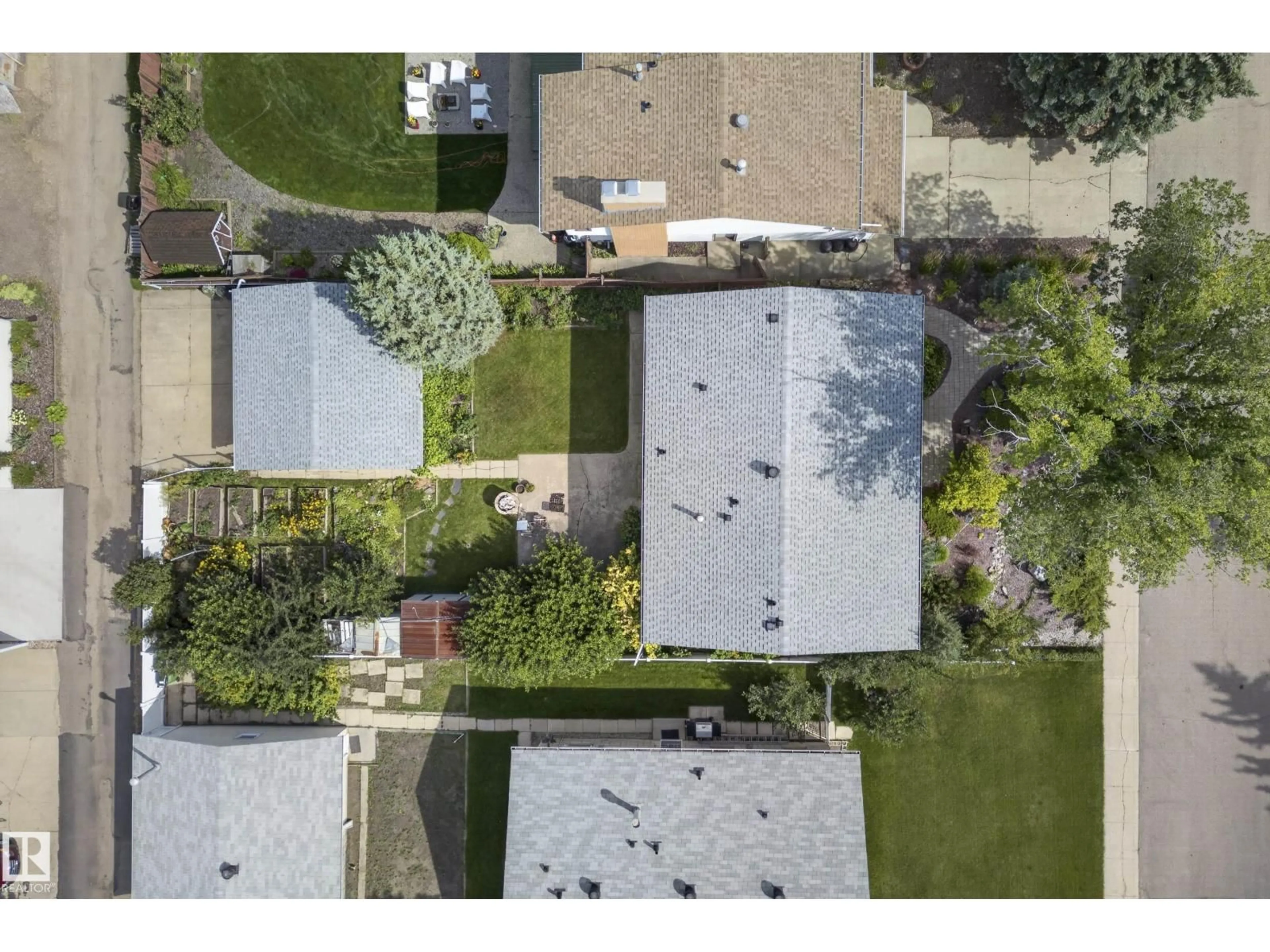 A pic from outside/outdoor area/front of a property/back of a property/a pic from drone, street for NW - 10968 35A AV, Edmonton Alberta T6J0A3
