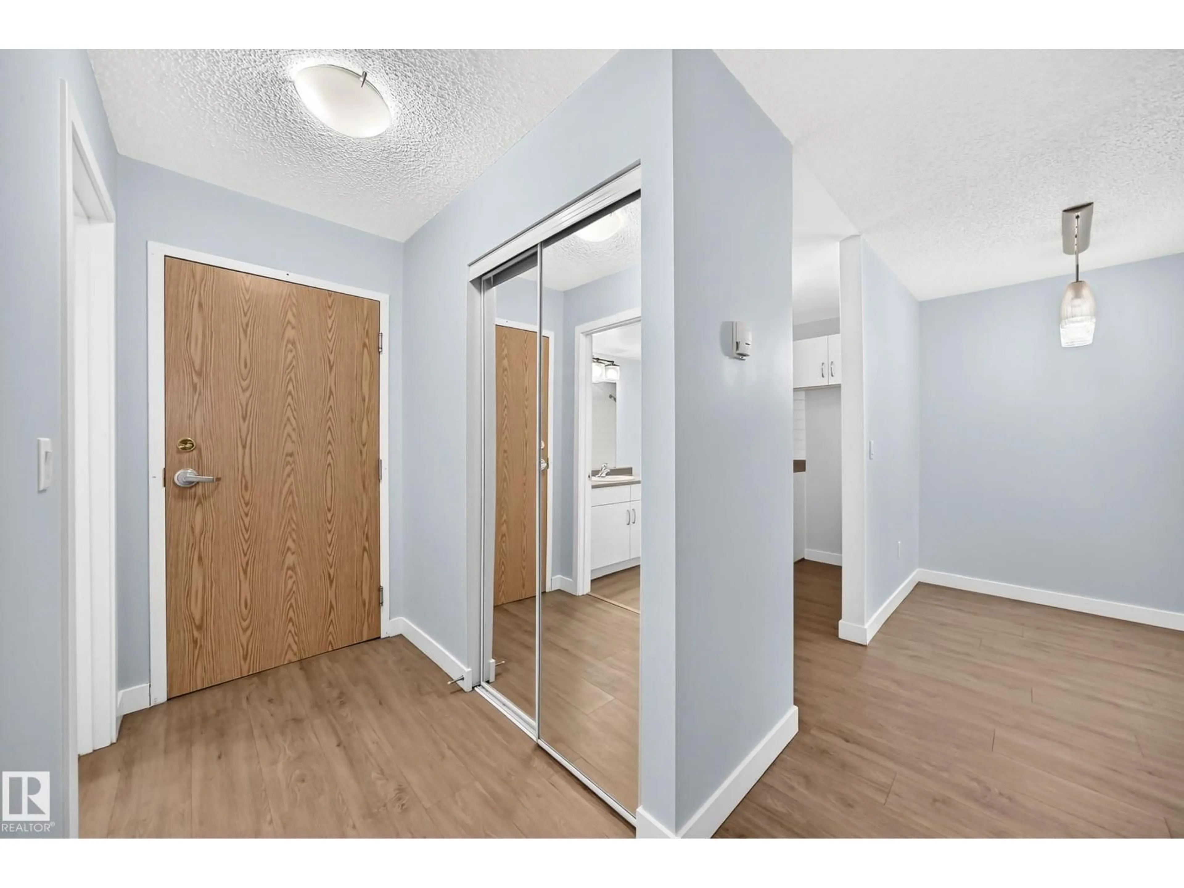 Indoor entryway for #101 - 11511 130 ST, Edmonton Alberta T5M4B3