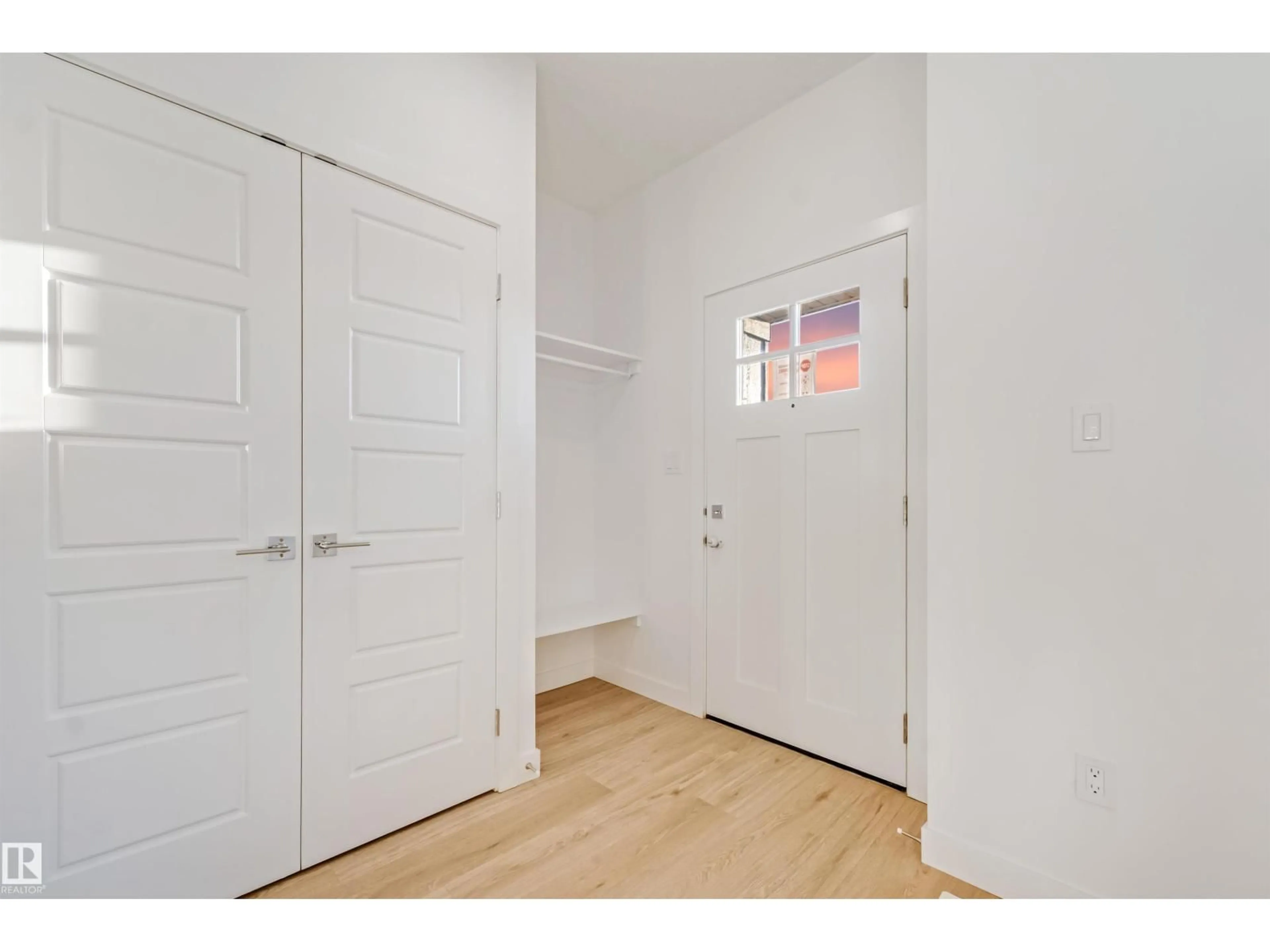 Indoor entryway for 1507 211 STREET, Edmonton Alberta T6M3P2