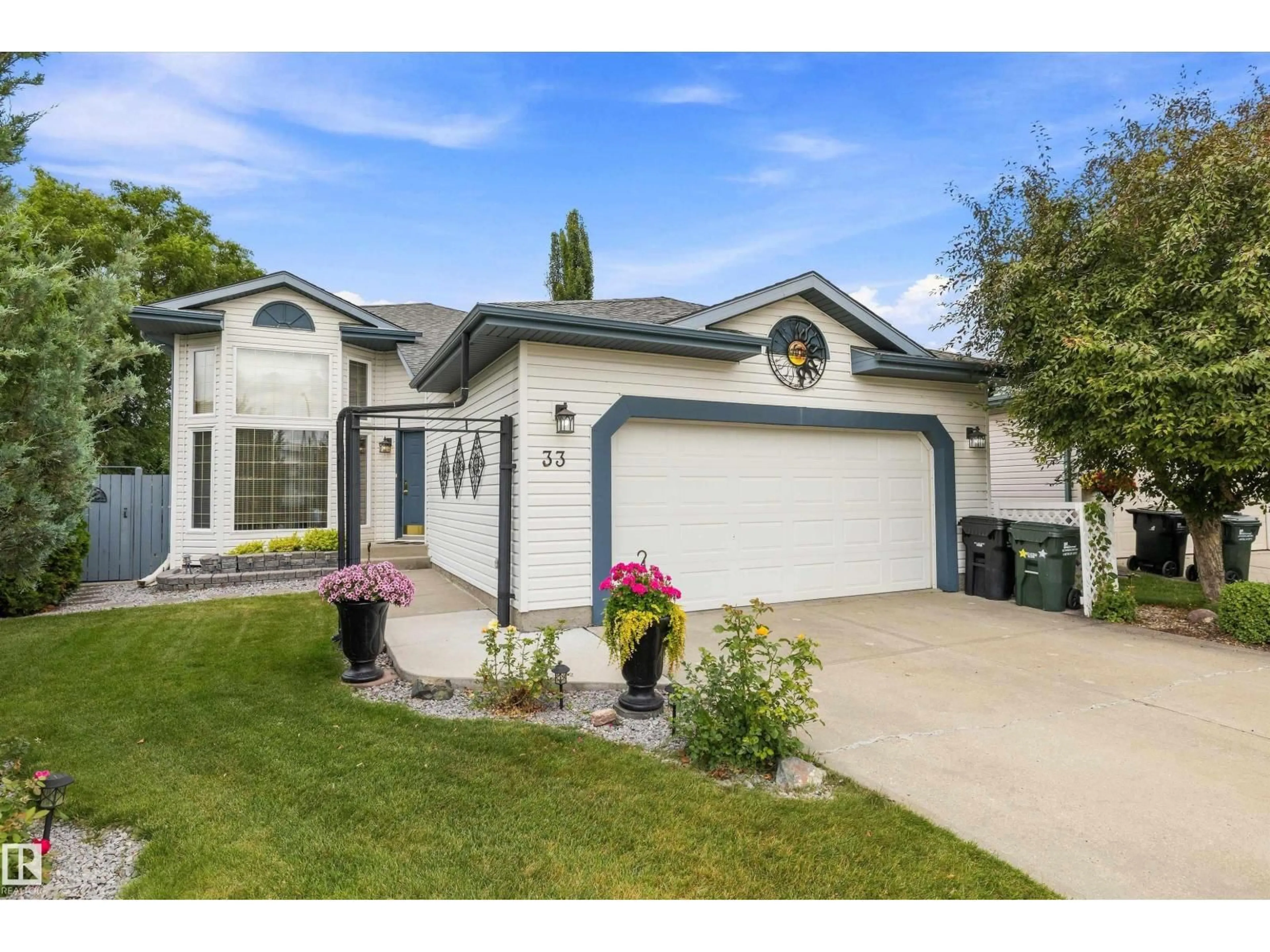 Home with vinyl exterior material, street for 33 DORIAN WY, Sherwood Park Alberta T8H1Y2