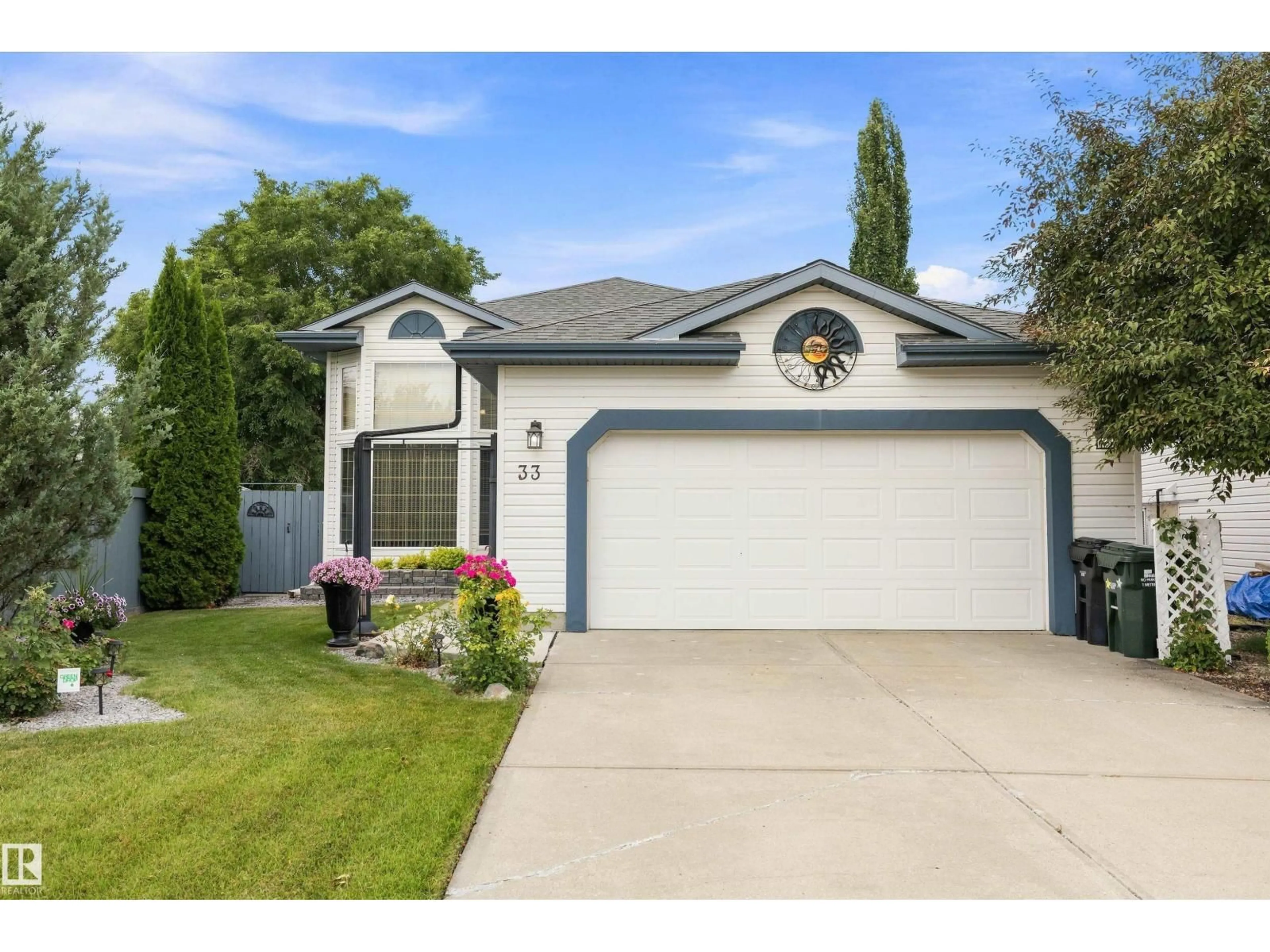Home with vinyl exterior material, street for 33 DORIAN WY, Sherwood Park Alberta T8H1Y2