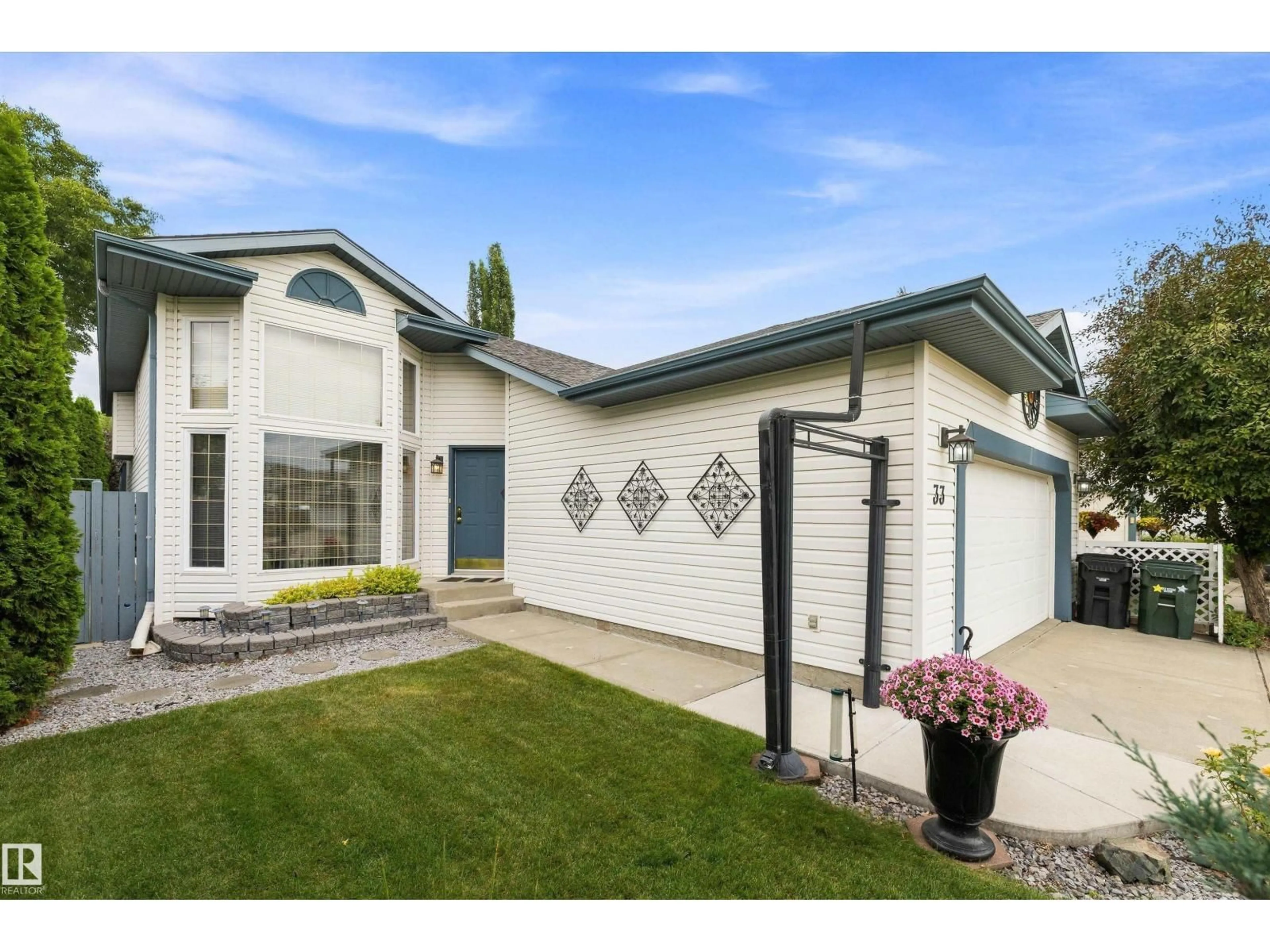 Home with vinyl exterior material, street for 33 DORIAN WY, Sherwood Park Alberta T8H1Y2