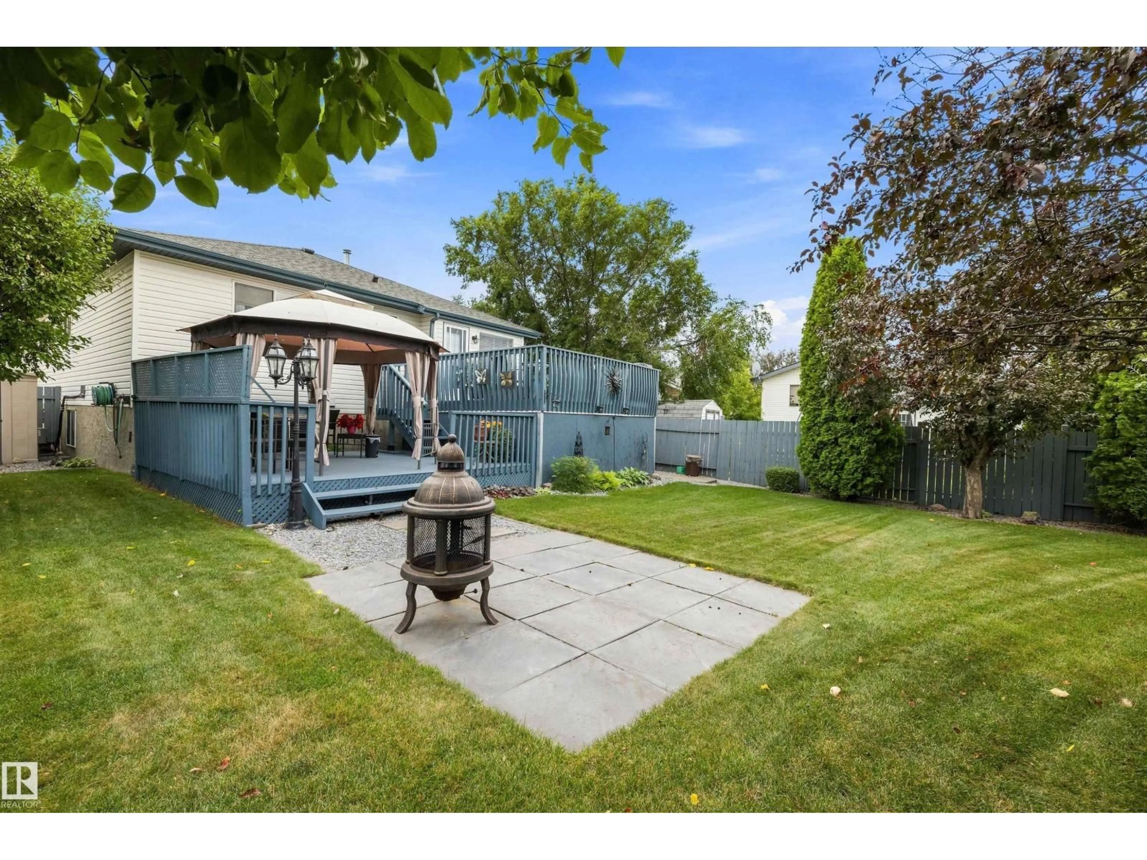 Patio, street for 33 DORIAN WY, Sherwood Park Alberta T8H1Y2