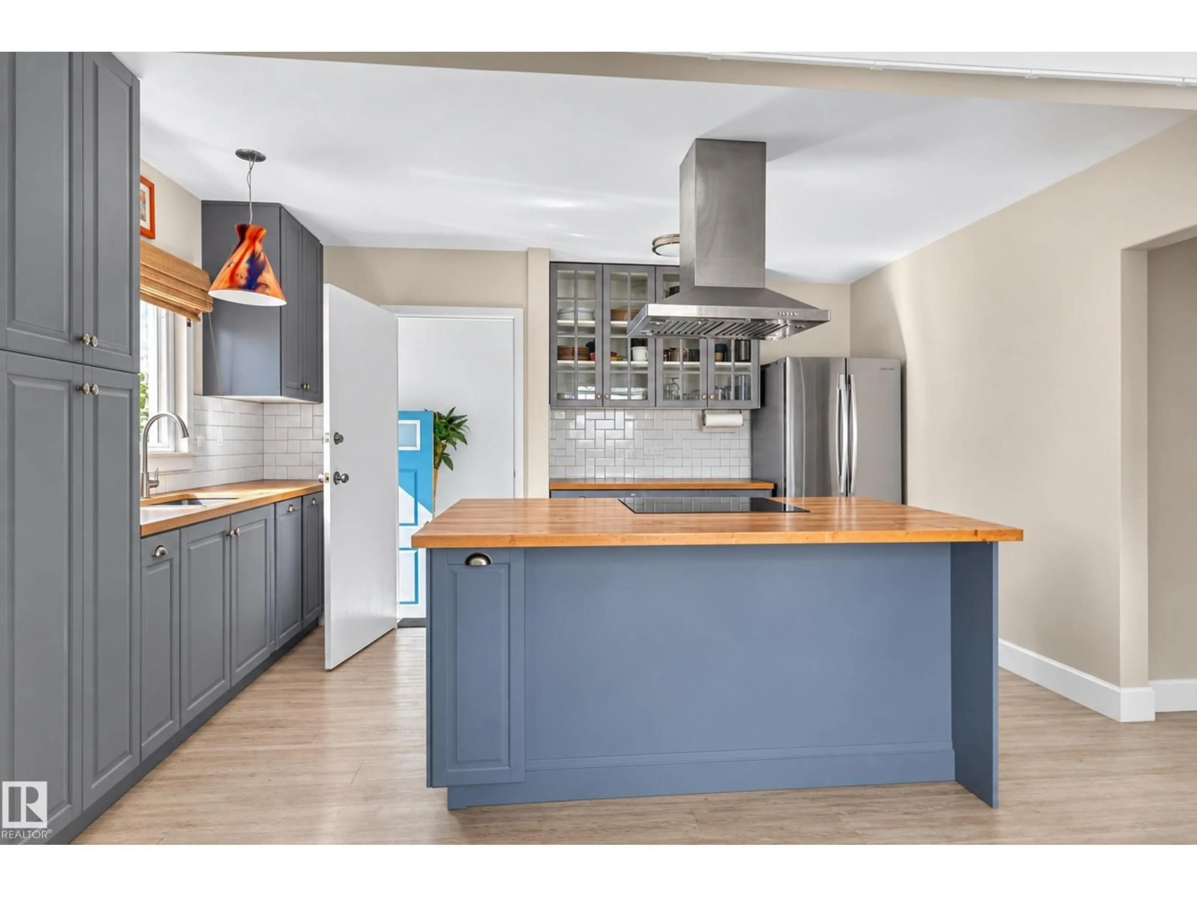 Open concept kitchen, wood/laminate floor for NW - 10548 40 ST, Edmonton Alberta T6A1T1