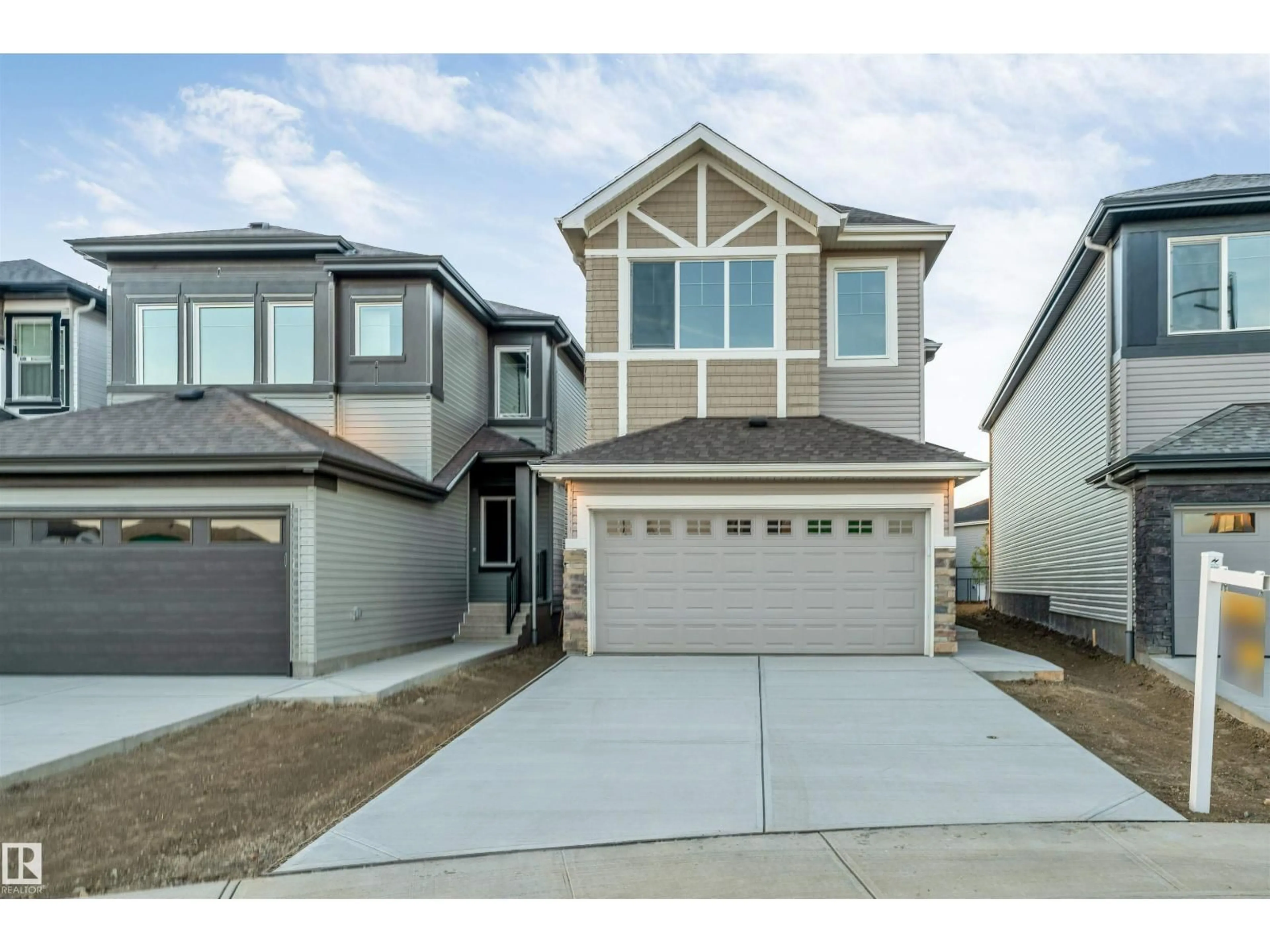 Home with vinyl exterior material, street for 904 17 AV, Edmonton Alberta T6T2X8