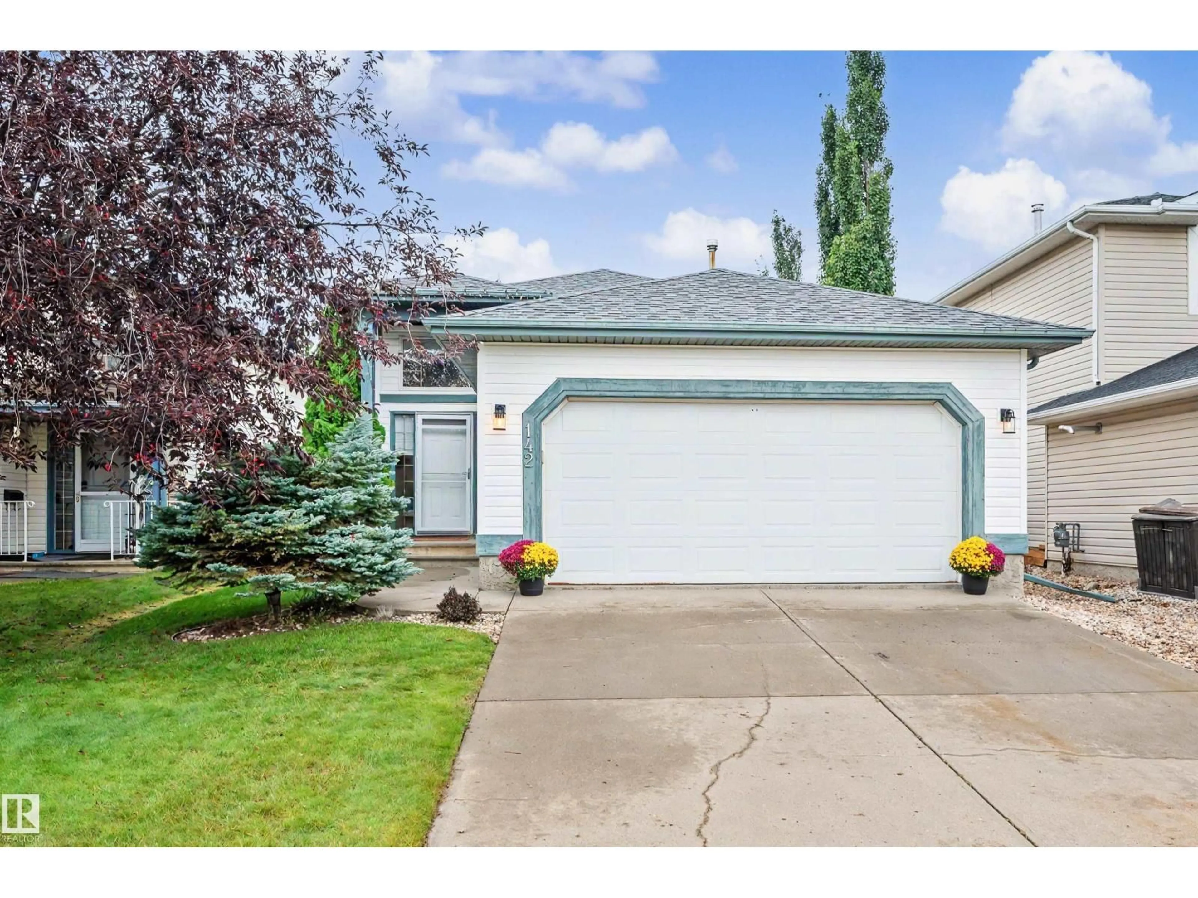 Home with vinyl exterior material, street for 142 FOXBORO WY, Sherwood Park Alberta T8A5Y6