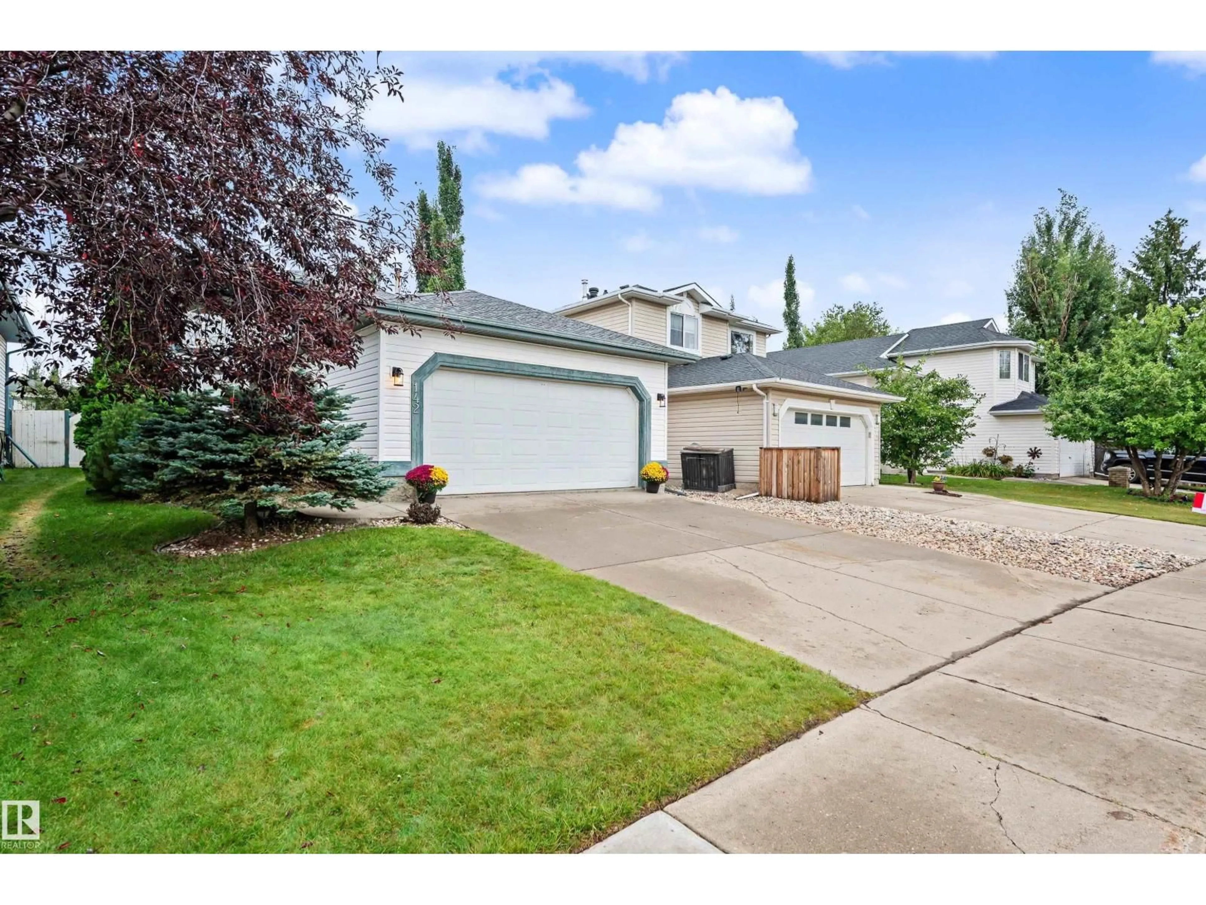 A pic from outside/outdoor area/front of a property/back of a property/a pic from drone, street for 142 FOXBORO WY, Sherwood Park Alberta T8A5Y6