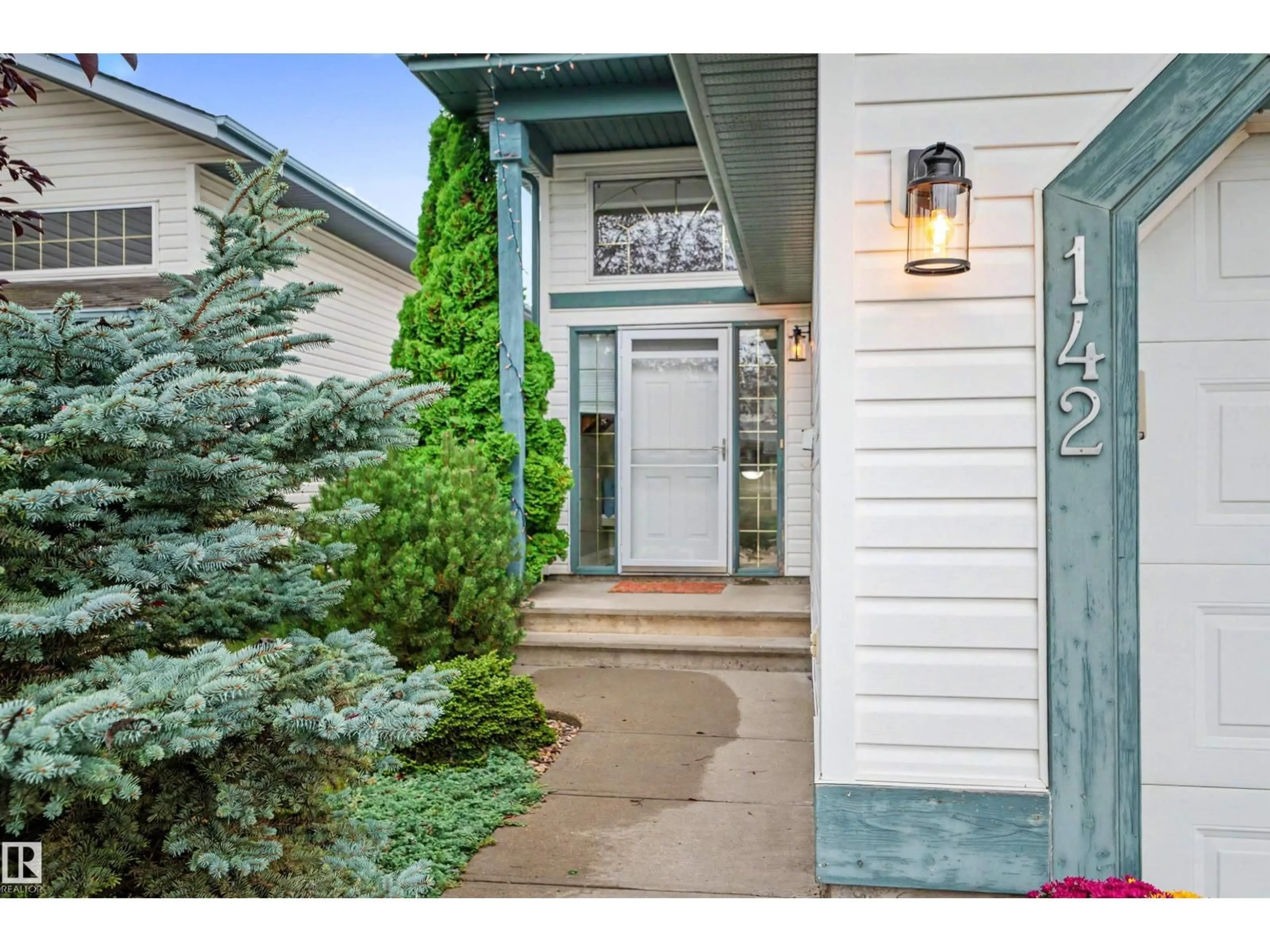 Indoor entryway for 142 FOXBORO WY, Sherwood Park Alberta T8A5Y6