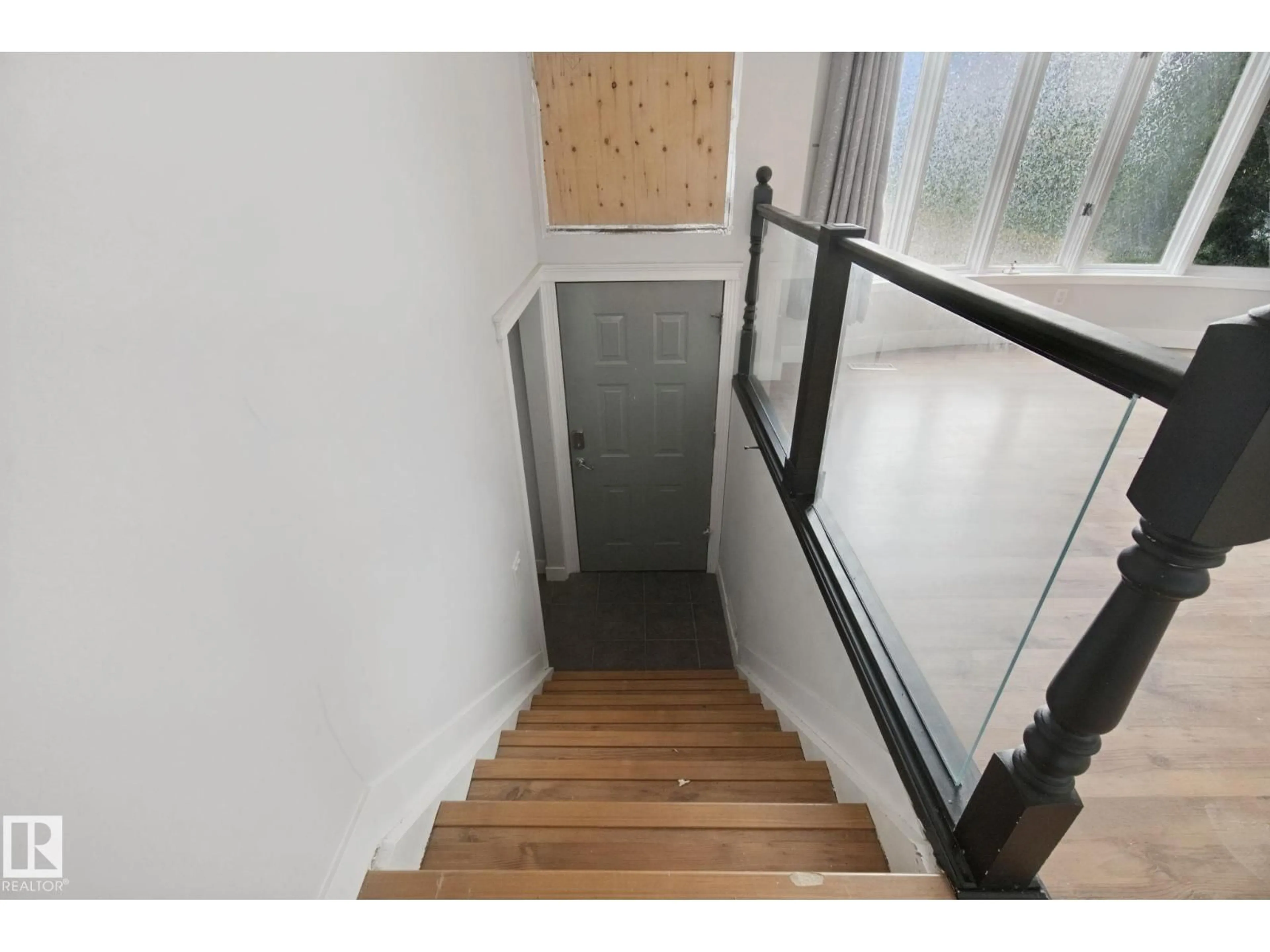 Stairs for NW - 5928 11 AV, Edmonton Alberta T6L3A6