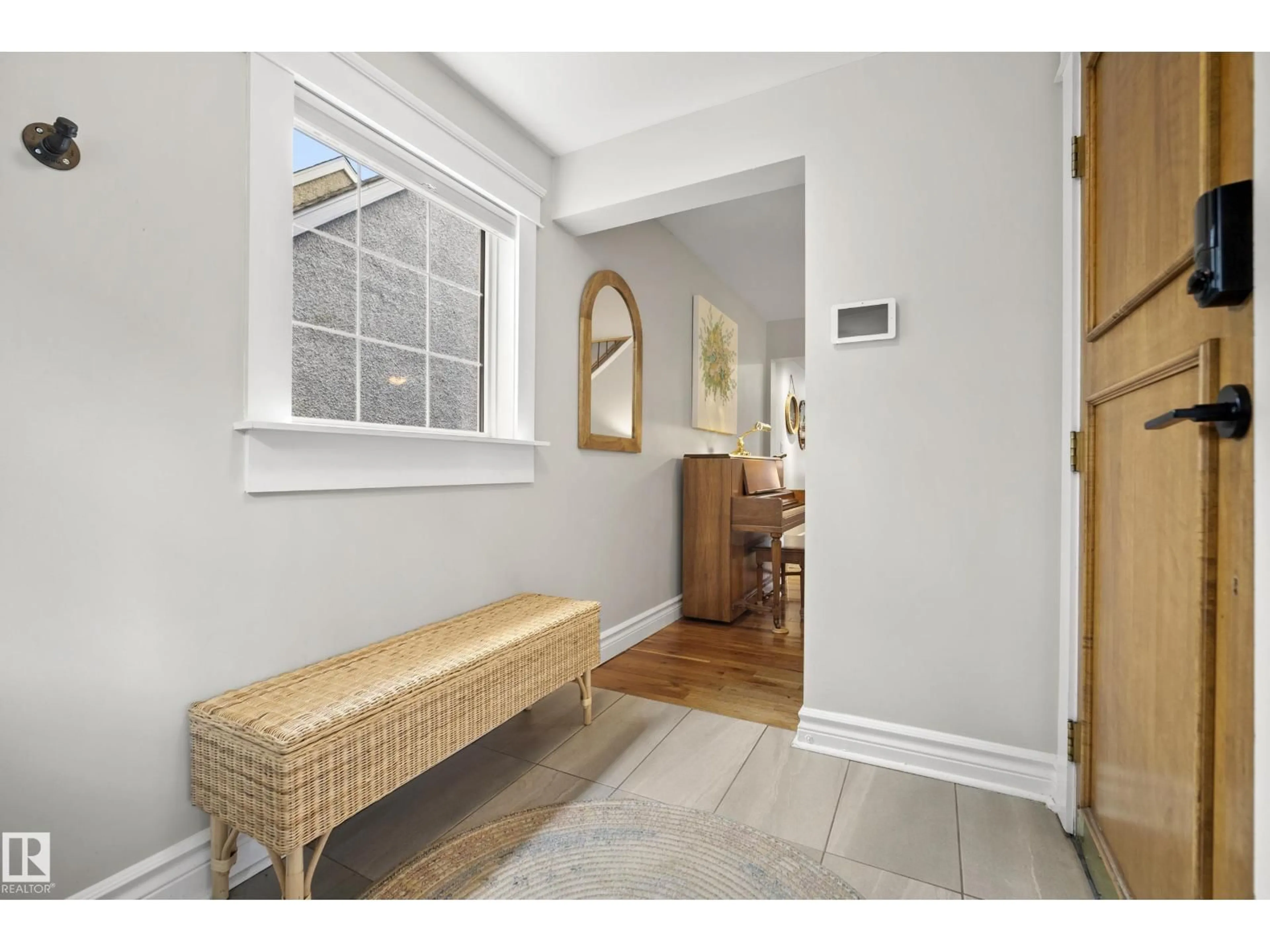 Indoor entryway for 11006 64 AV, Edmonton Alberta T6H1T5