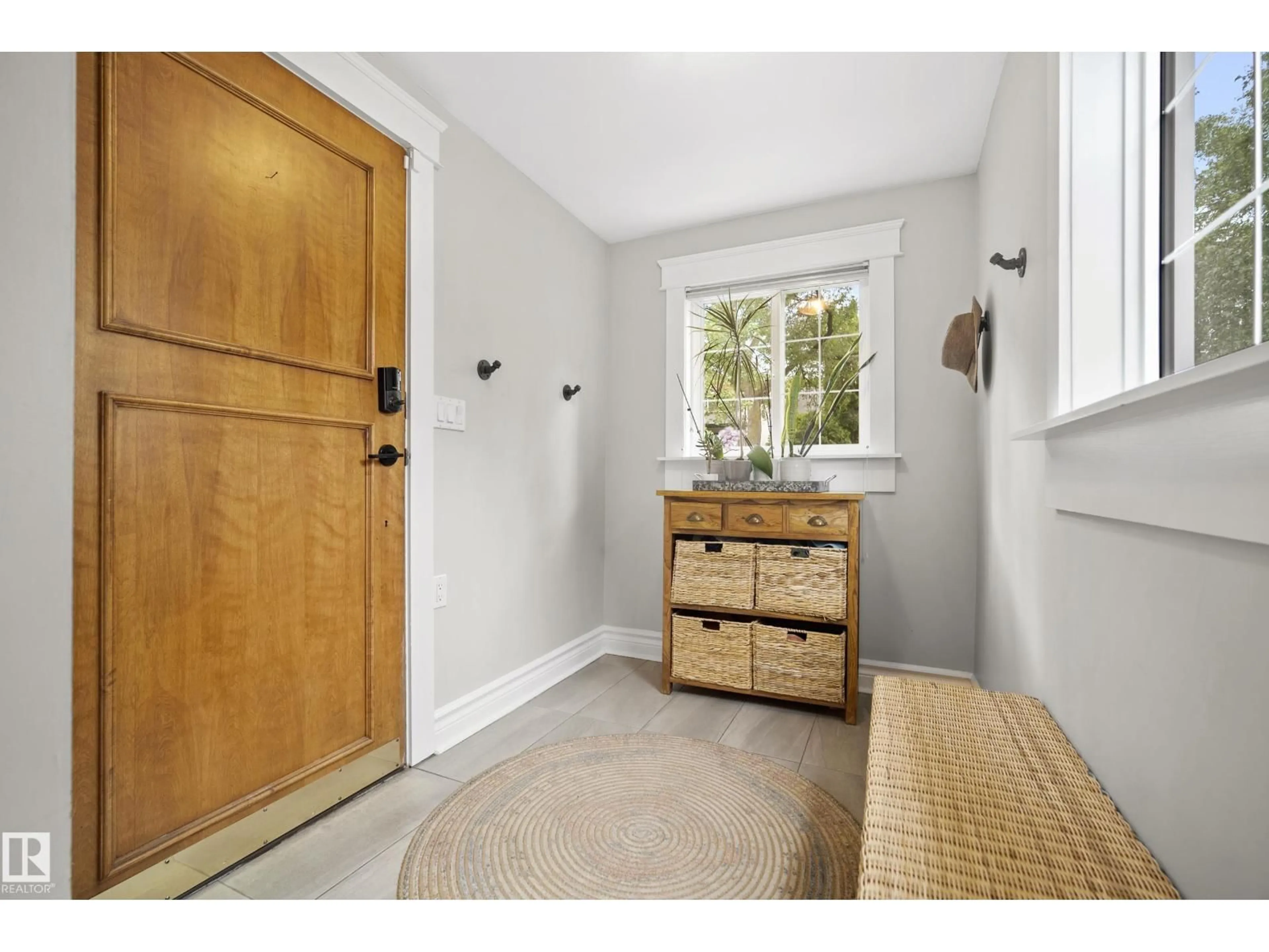 Indoor entryway for 11006 64 AV, Edmonton Alberta T6H1T5