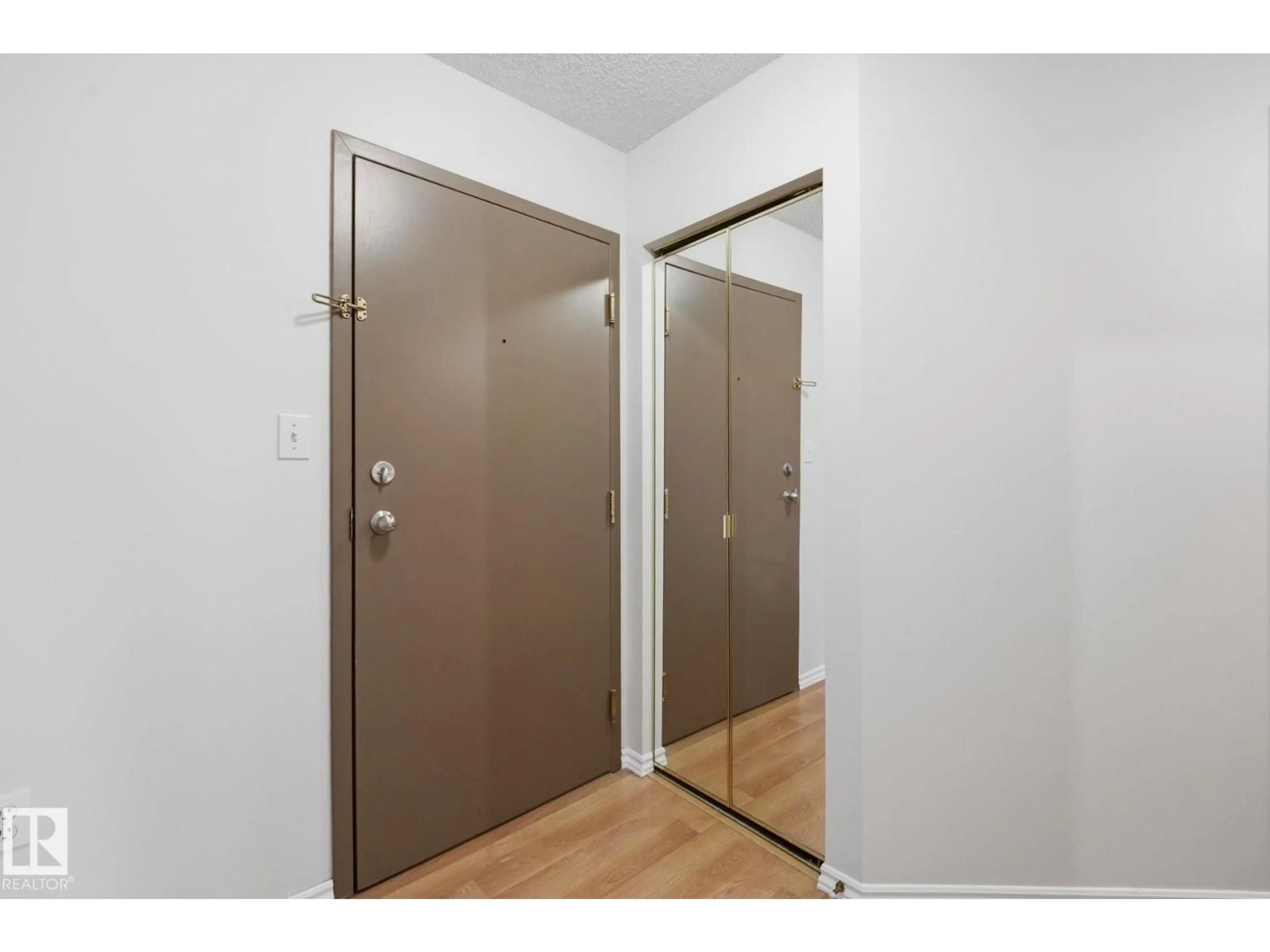 Indoor entryway for 10636 - 228 120 ST NW, Edmonton Alberta T5H4L5