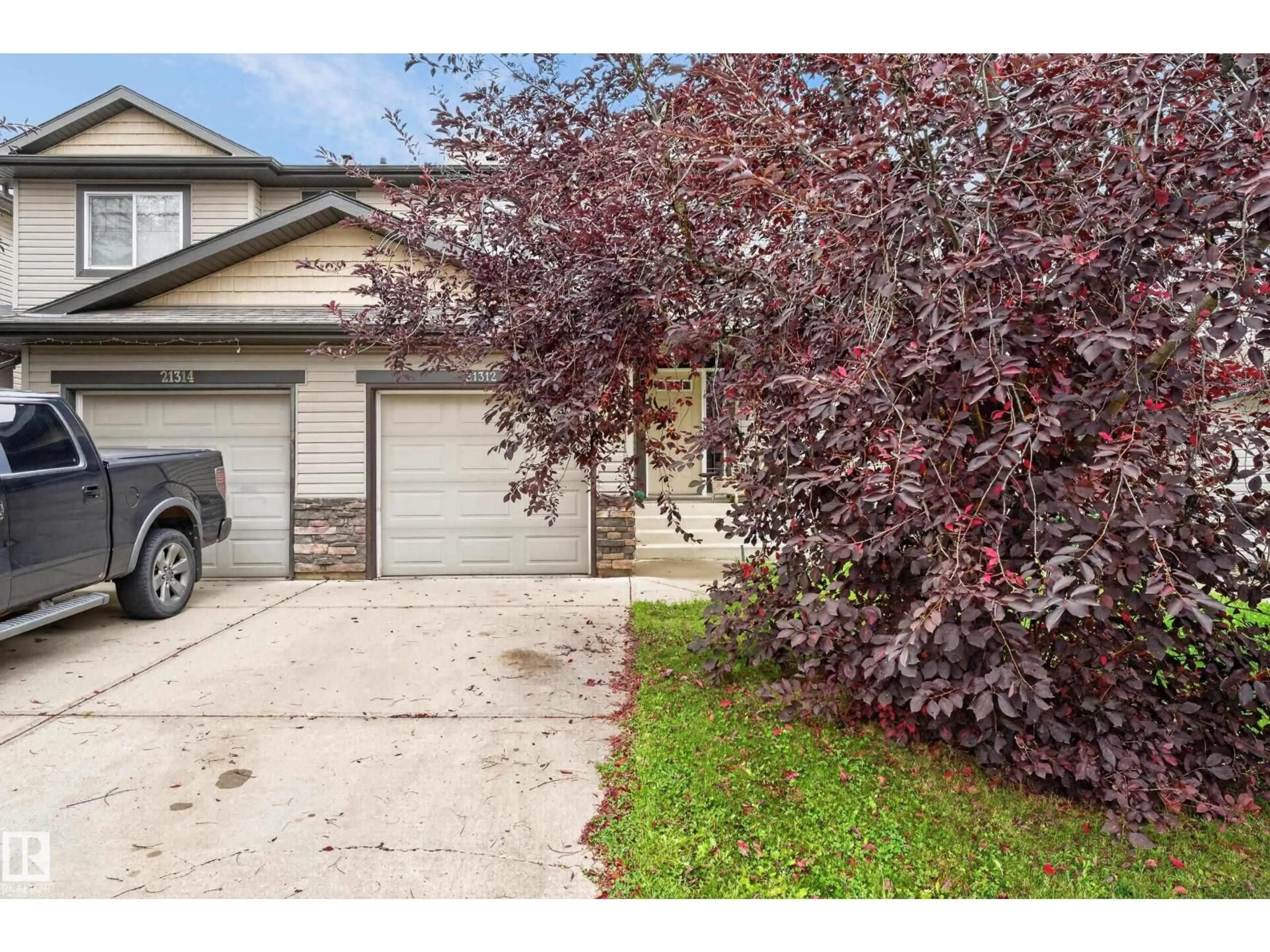 Home with vinyl exterior material, street for 21312 48 AV, Edmonton Alberta T6M0G7