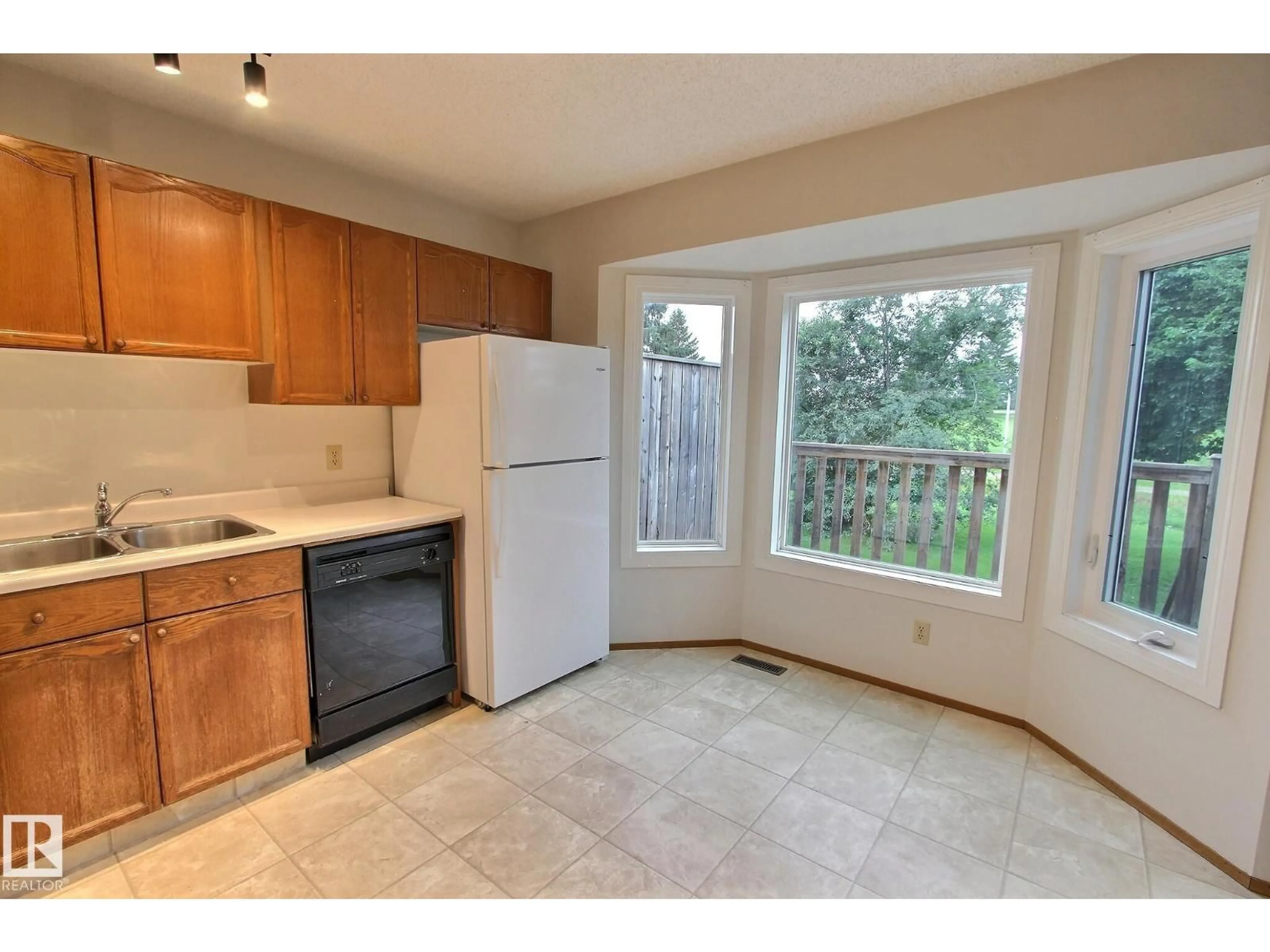 Standard kitchen, unknown for 5 - 122 ABERDEEN WY, Stony Plain Alberta T7Z1N1