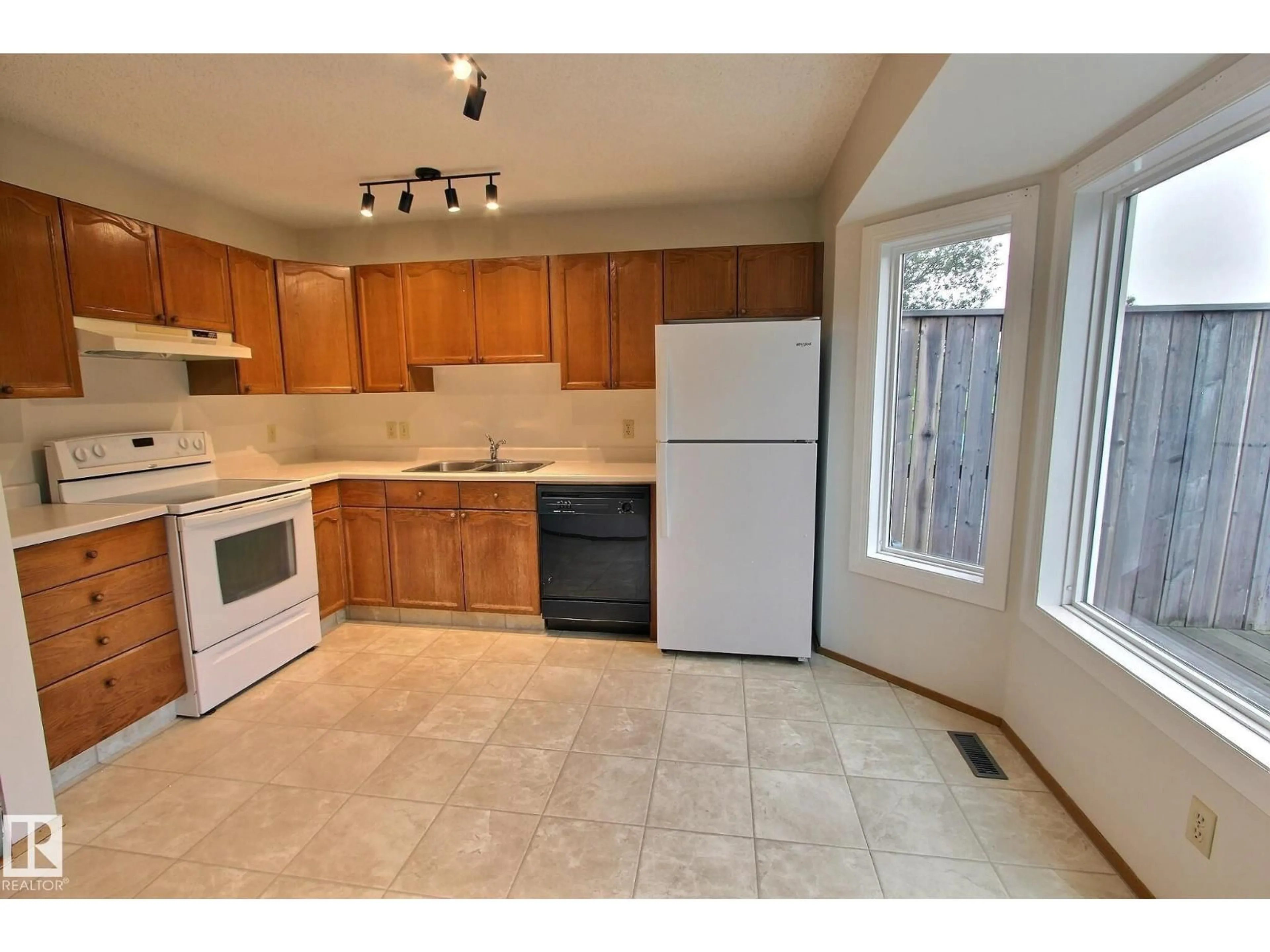 Standard kitchen, unknown for 5 - 122 ABERDEEN WY, Stony Plain Alberta T7Z1N1