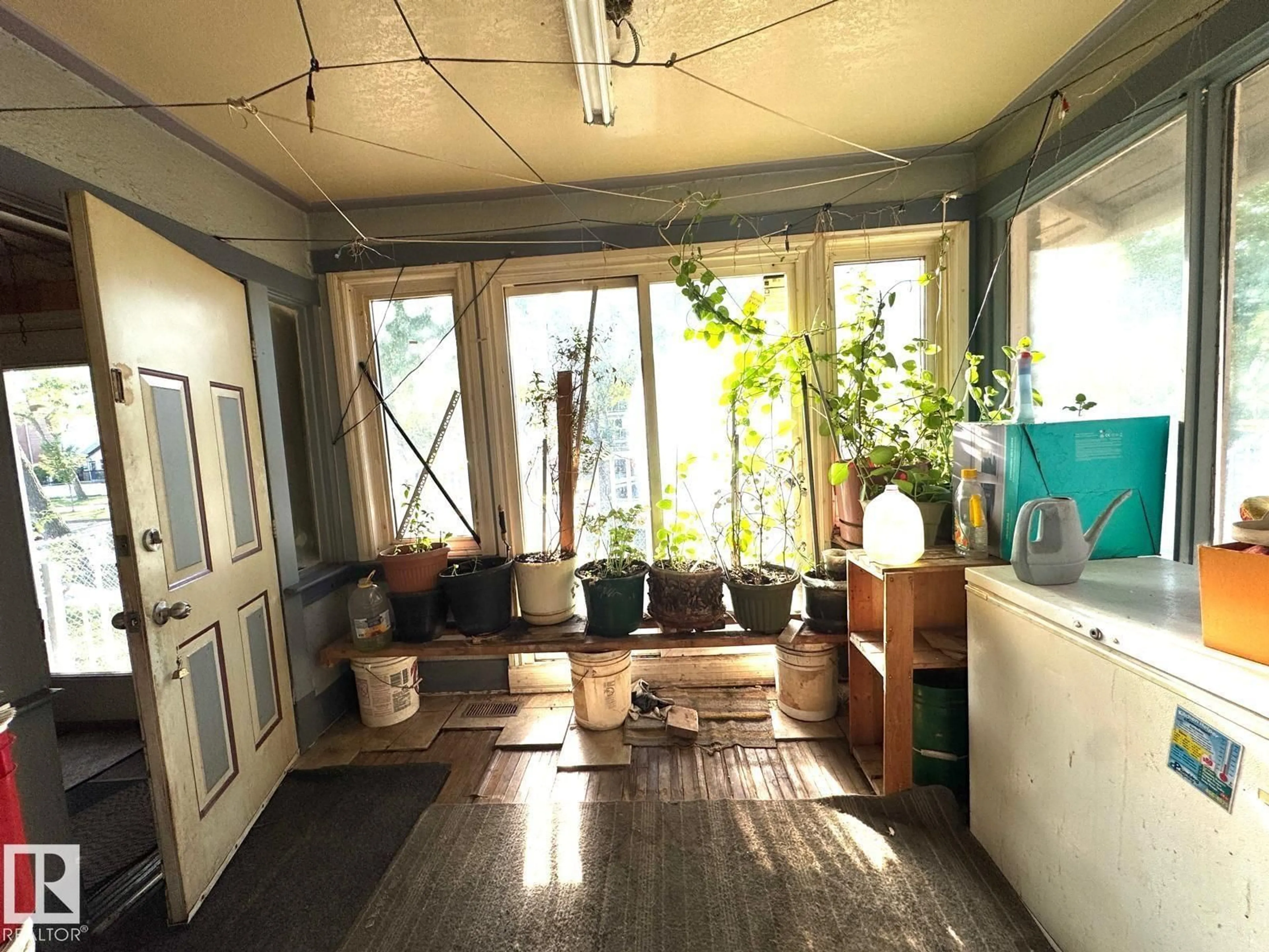 A pic of a room for NW - 11323 97 ST, Edmonton Alberta T5G1X3