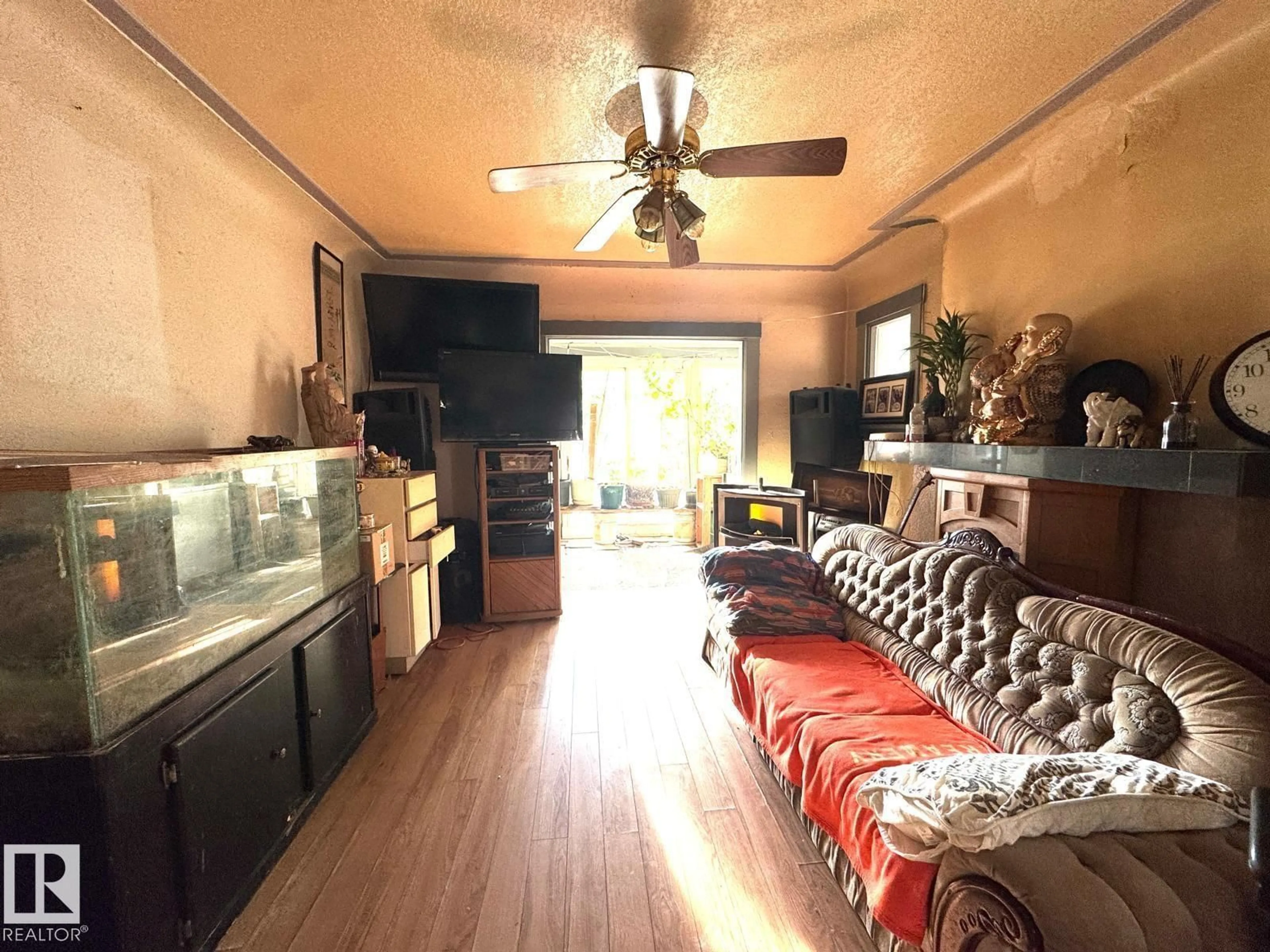 A pic of a room for NW - 11323 97 ST, Edmonton Alberta T5G1X3